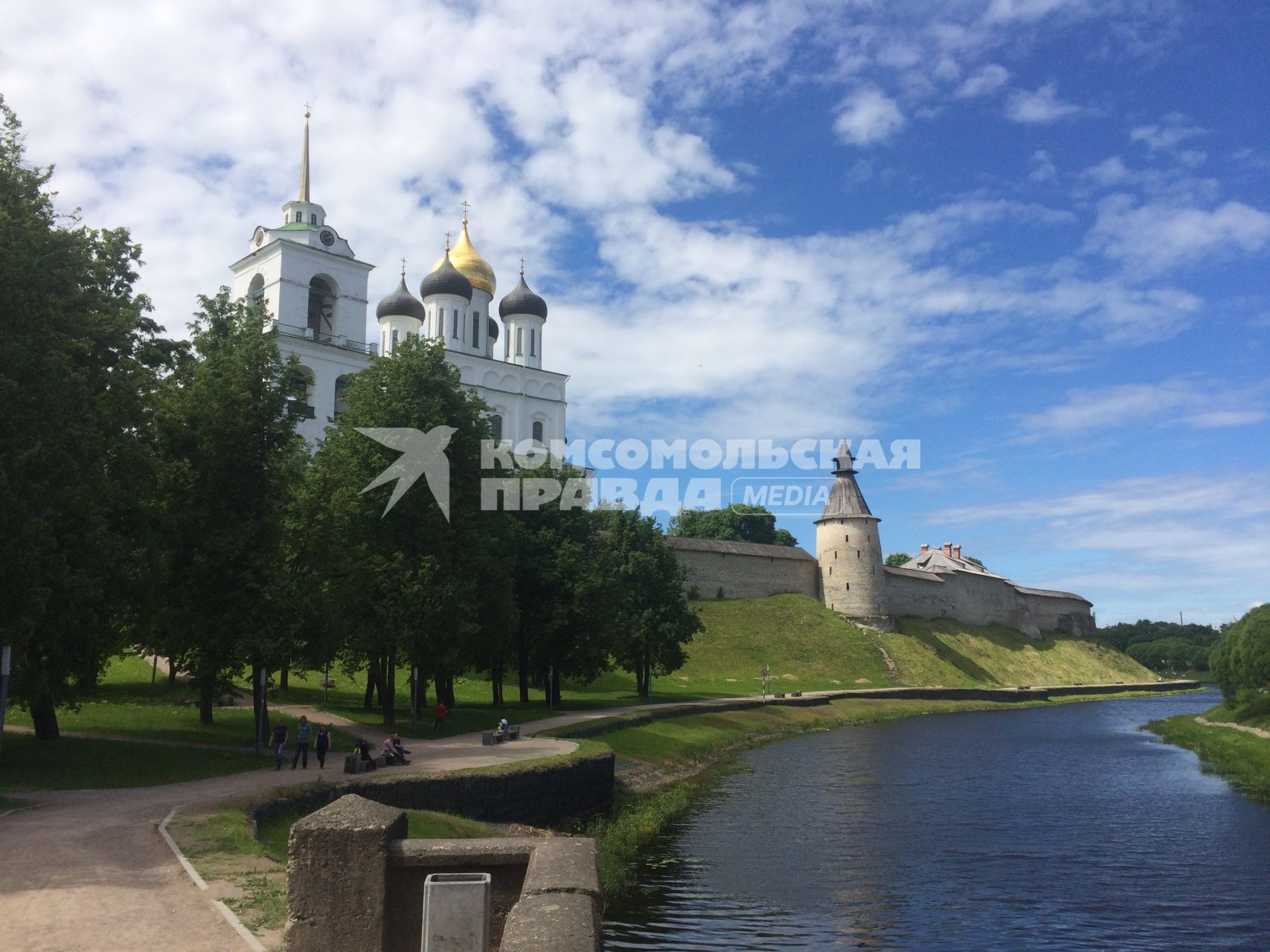 Псков. Псковский Кремль и Свято-Троицкий кафедральный собор.