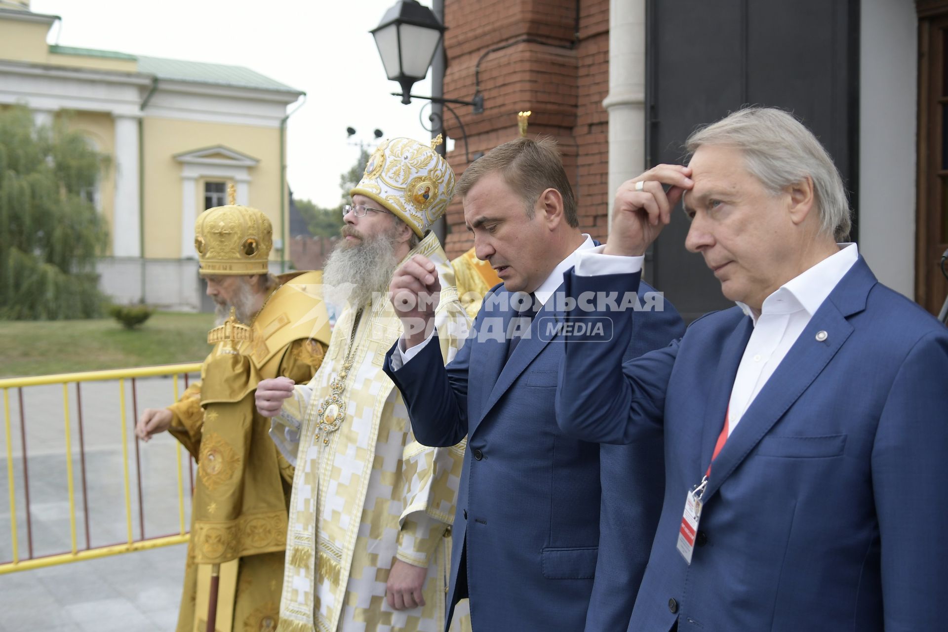 Тула. Губернатор Тульской области Алексей Дюмин (в центре) во время встречи мощей святителя Спиридона Тримифунтского.