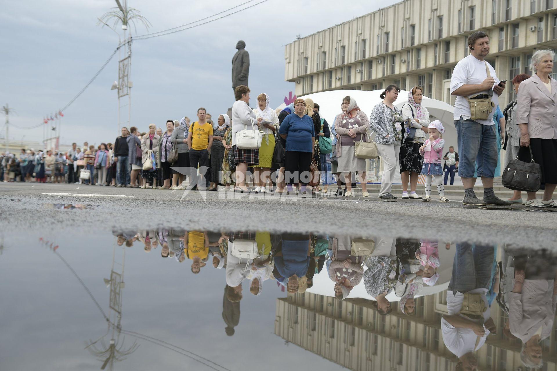 Тула. Верующие стоят в очереди к мощам святителя Спиридона Тримифунтского.