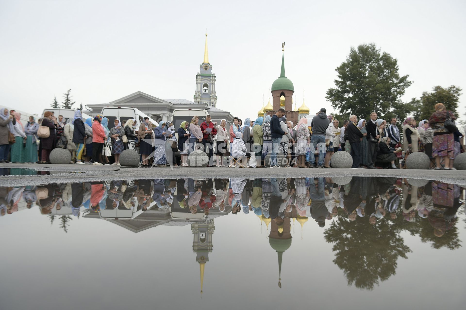 Тула. Верующие стоят в очереди к мощам святителя Спиридона Тримифунтского.