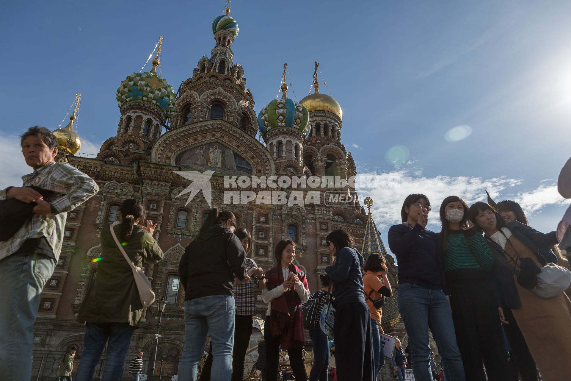 Санкт-Петербург. Китайские туристы  у собора Воскресения Христова Спаса на Крови.