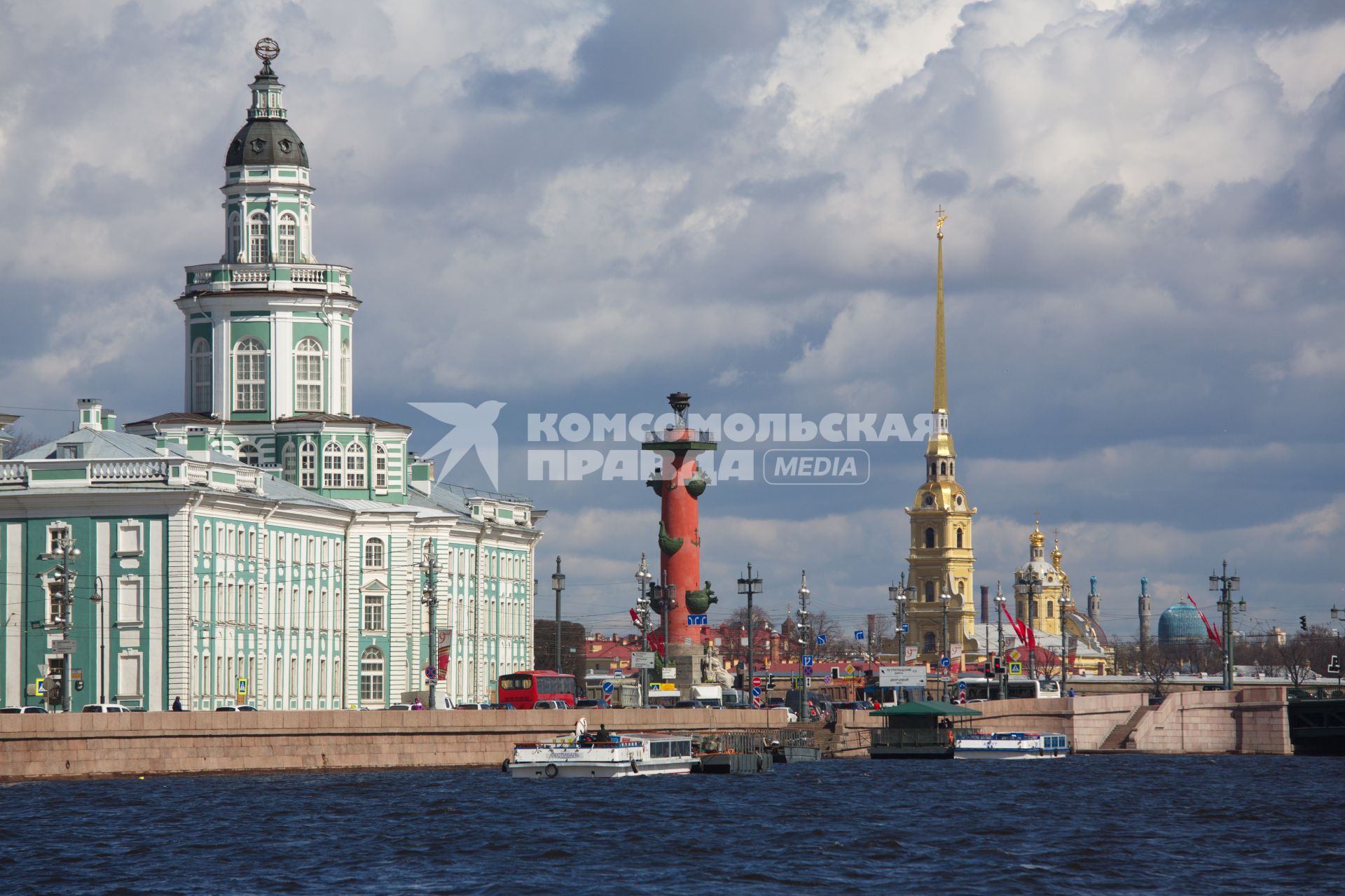 Санкт-Петербург. Вид на Стрелку Васильевского острова .