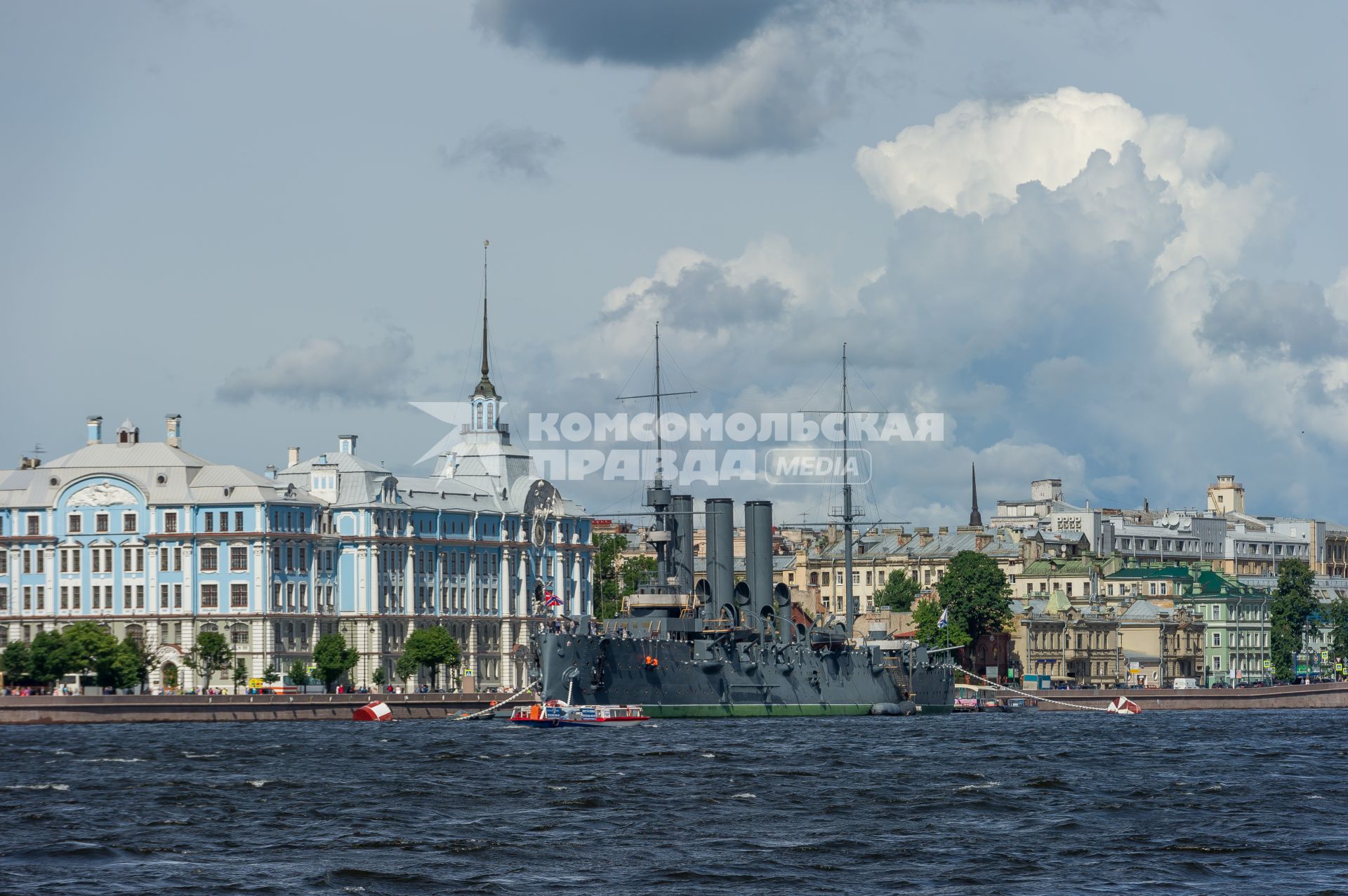 Санкт-Петербург. Вид на крейсер `Аврора` у Петроградской набережной.