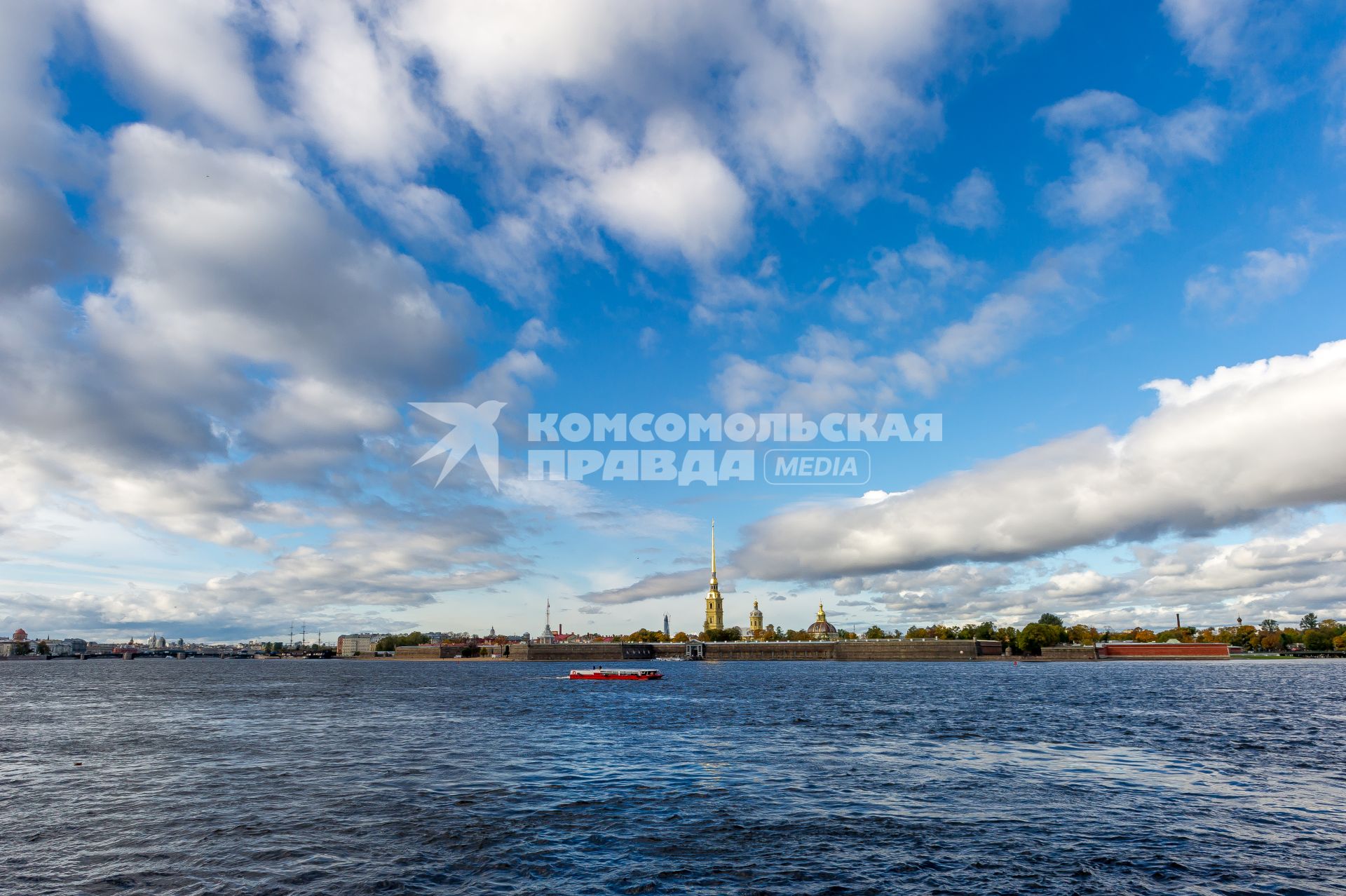 Санкт-Петербург. Вид на Петропавловскую крепость.