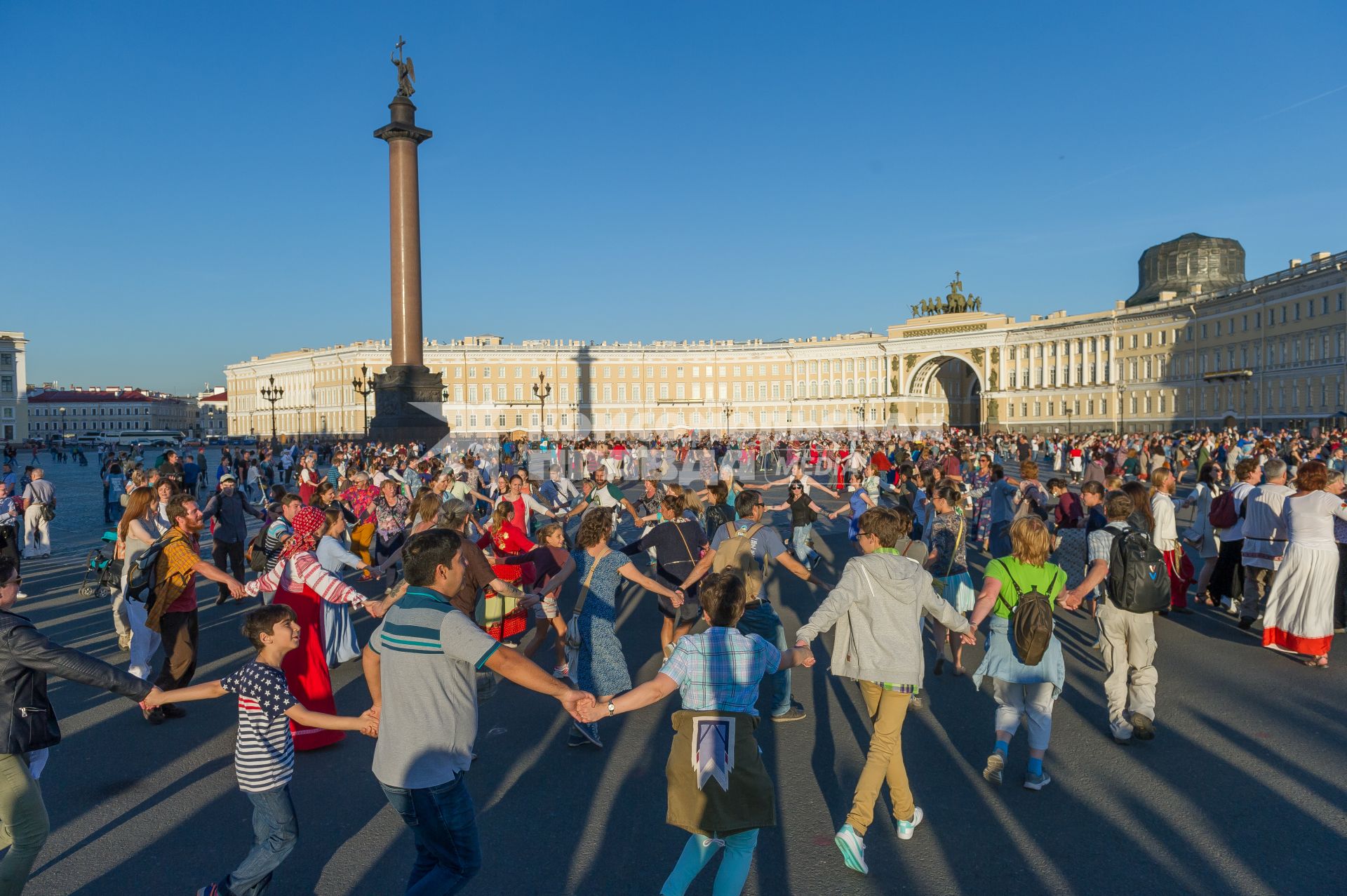 Санкт-Петербург. Фестиваль `Хороводы России` на Дворцовой площади.