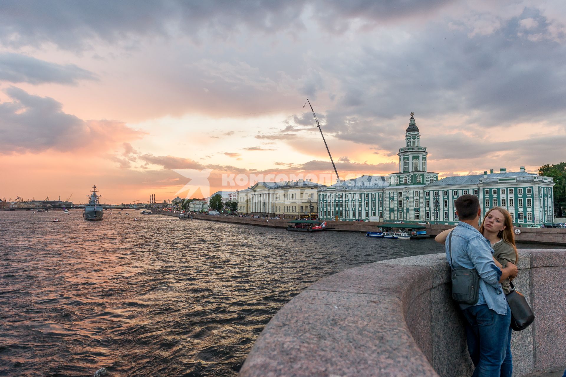 Санкт-Петербург. Молодые люди на набережной.