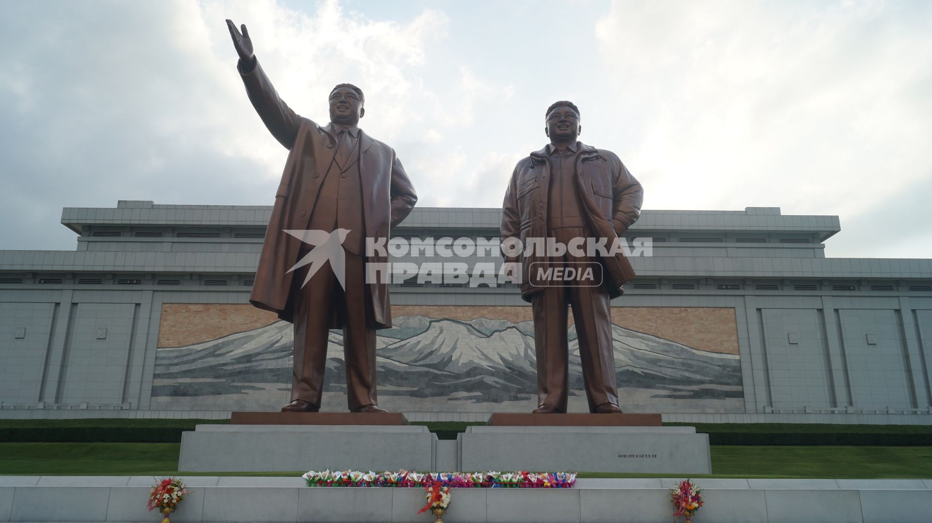 КНДР, Пхеньян. Бронзовые монументы Ким Ир Сену и Ким Чен Иру на возвышенности Мансу.