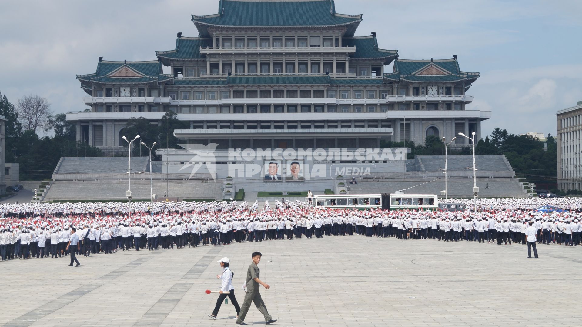 КНДР, Пхеньян. Репетиция парада на площади имени Ким Ир Сена.