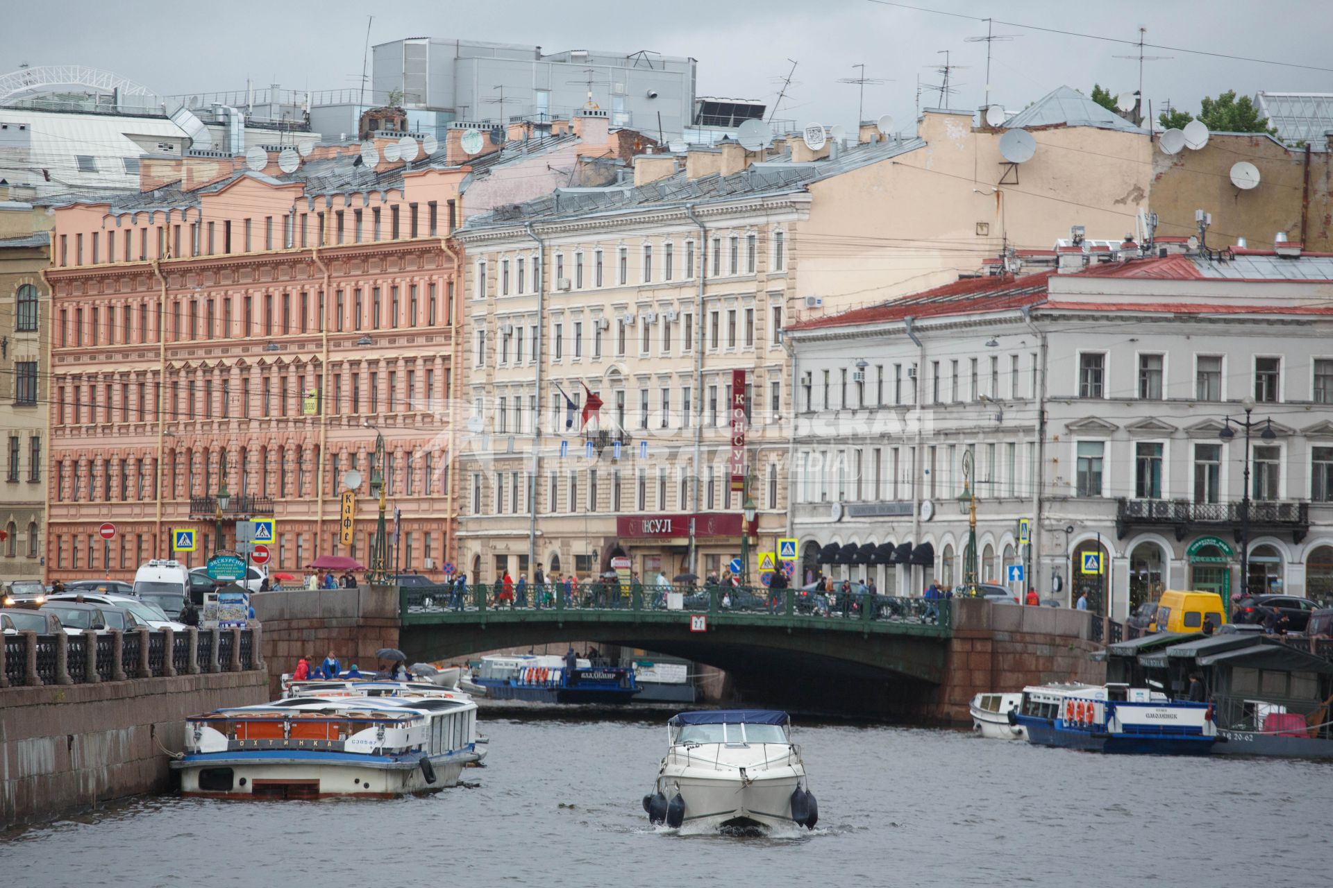 Санкт-Петербург. Прогулочные катера на реке Мойке у Фонарного моста.