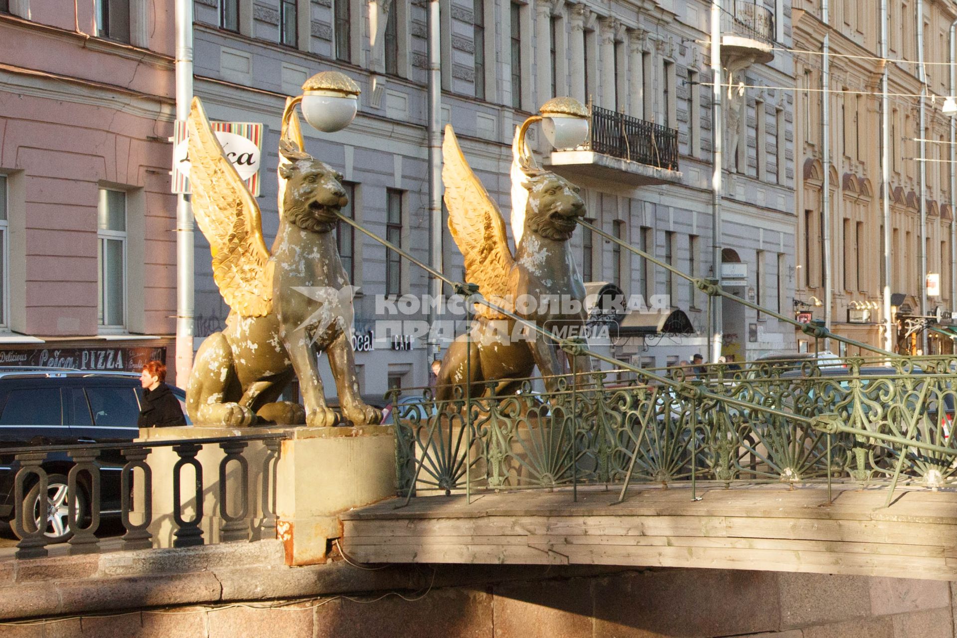 Санкт-Петербург. Грифоны на Банковском мосту.