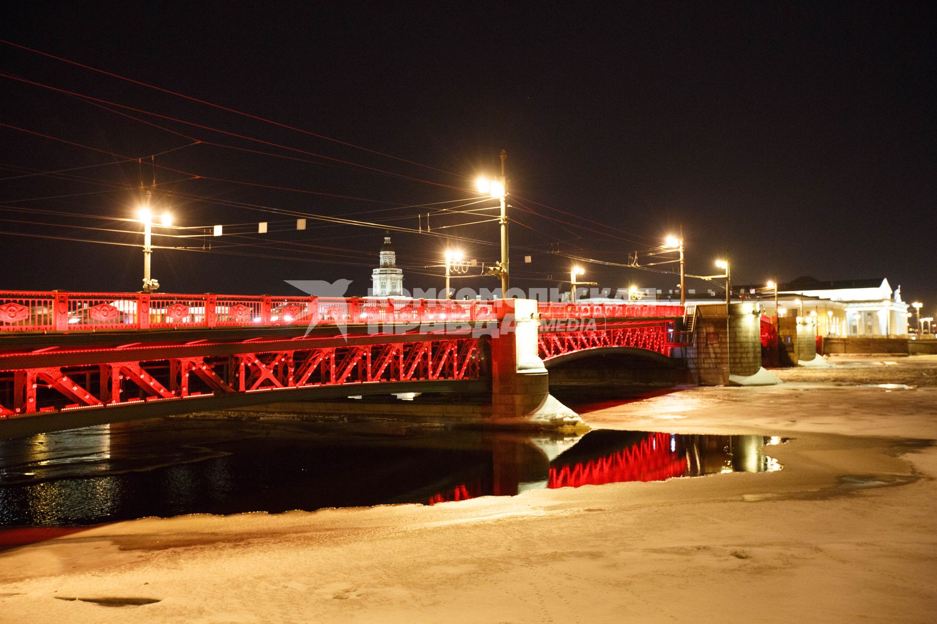 Санкт-Петербург. Вид на дворцовый мост ночью.