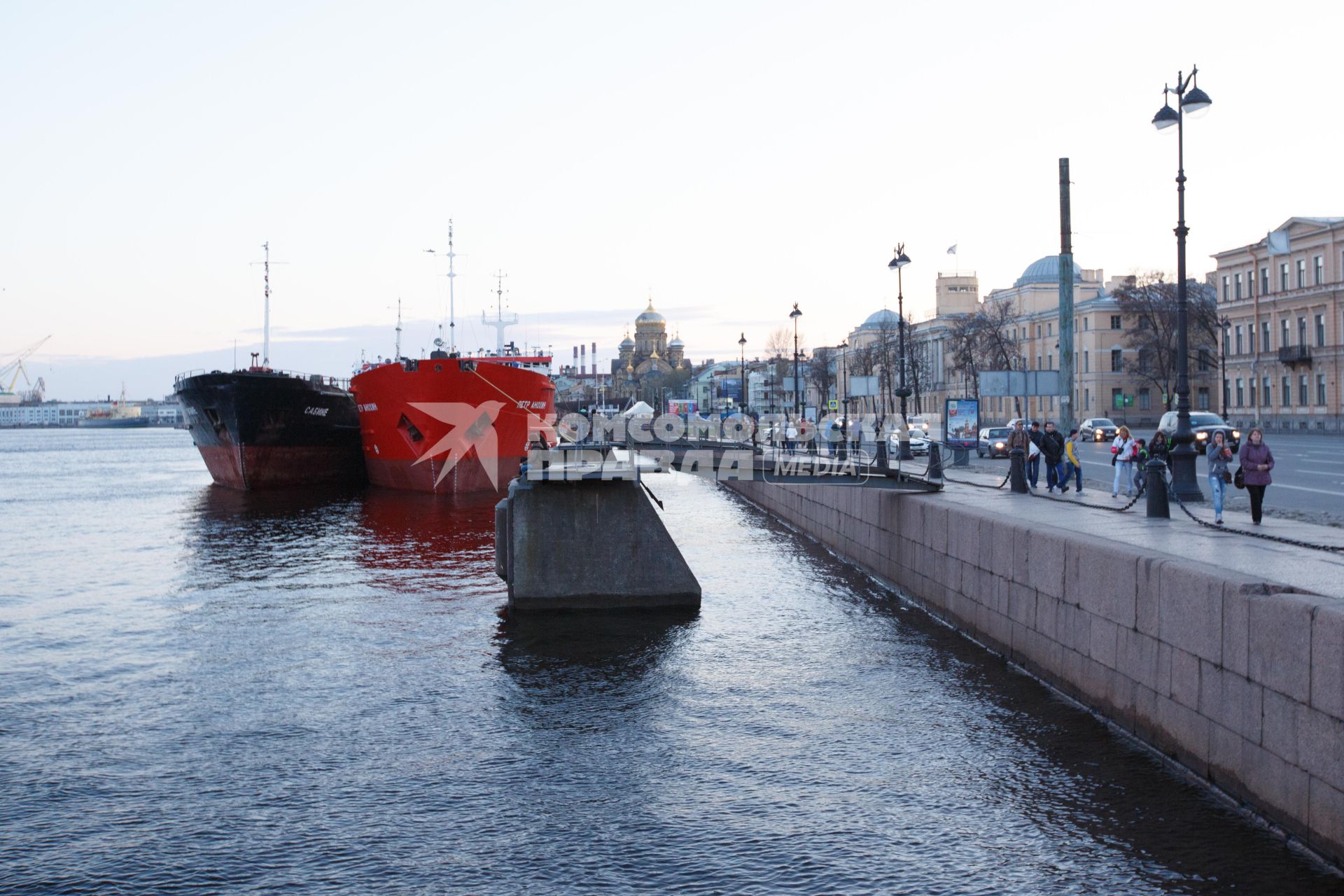 Санкт-Петербург. Корабли у набережной.