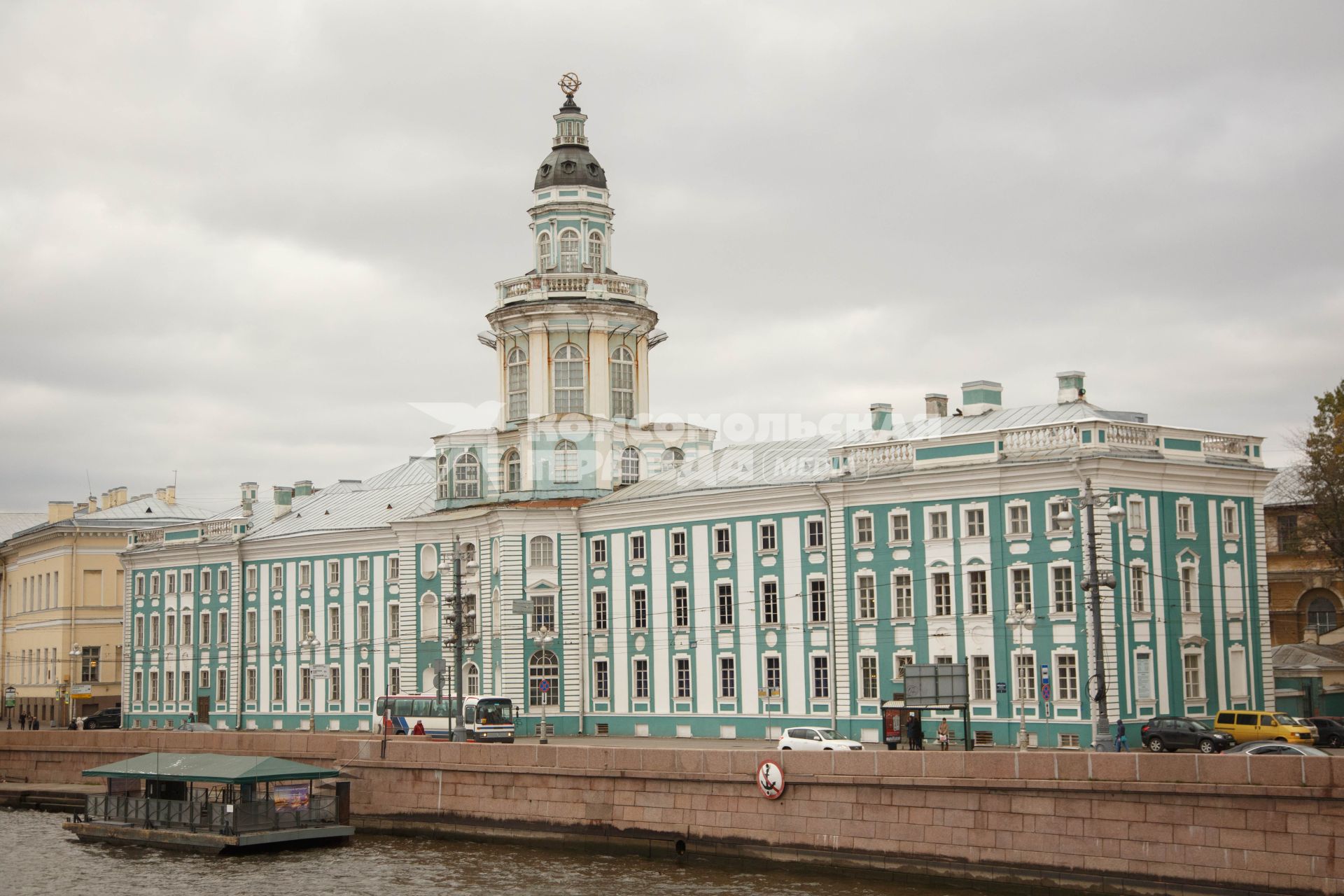 Санкт-Петербург. Вид на Кунсткамеру.