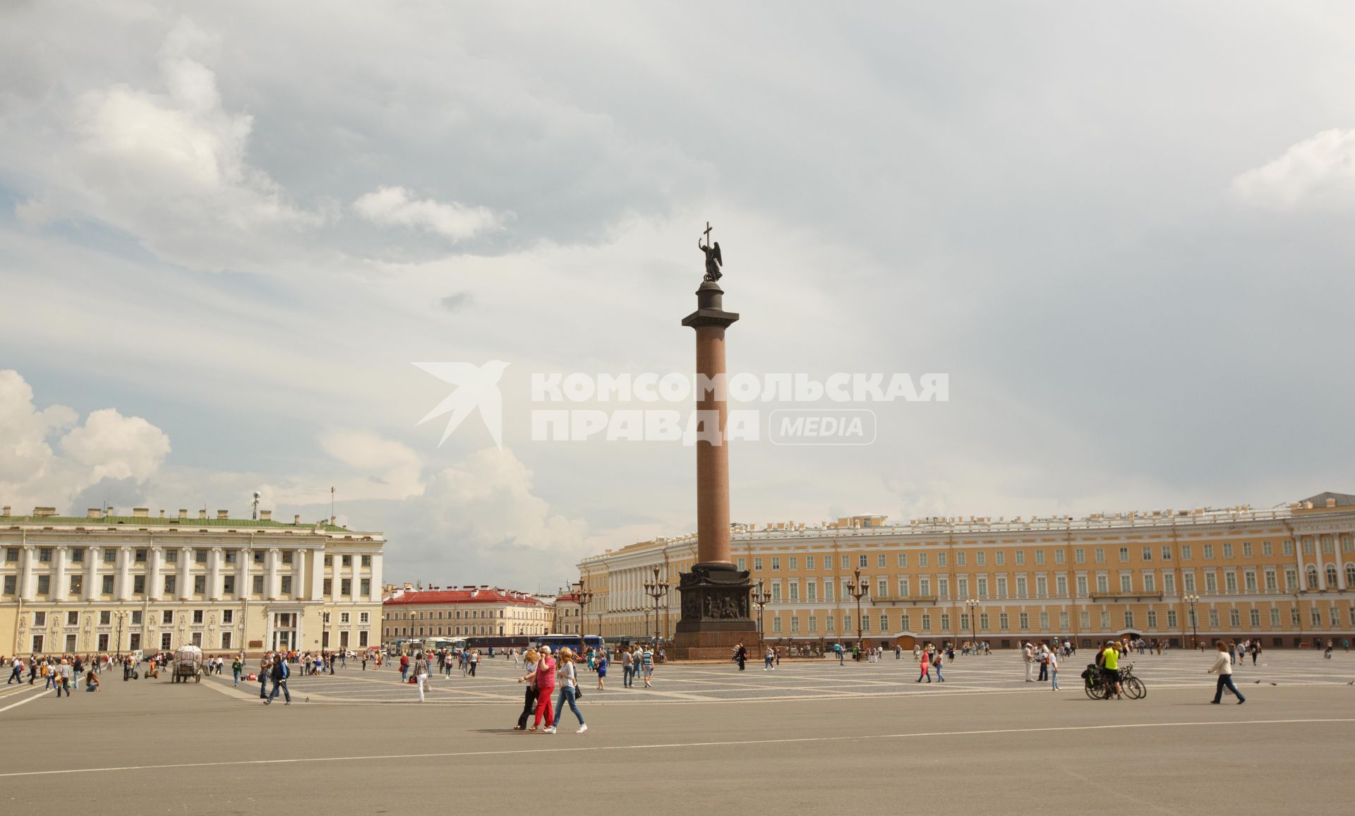 Санкт-Петербург.  Дворцовая площадь с Александровской колонной.