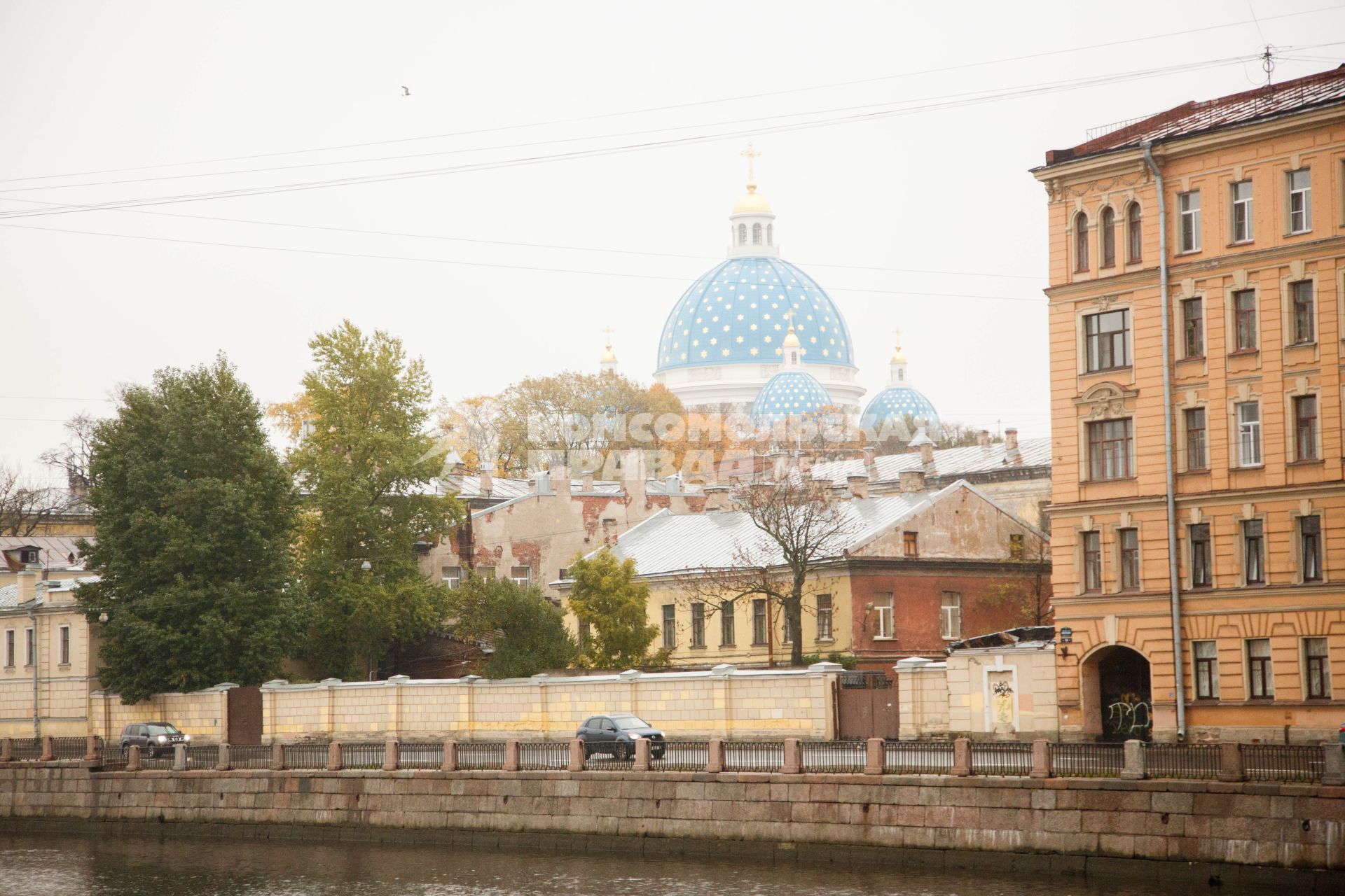 Санкт-Петербург. Вид на Троицкий собор с реки Фонтанка.