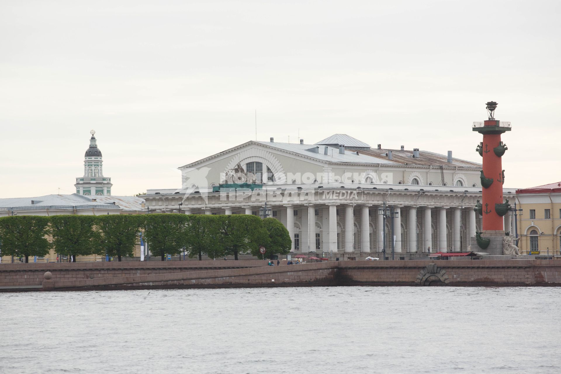 Санкт-Петербург. Вид на здание Биржи на Стрелке Васильевского острова.