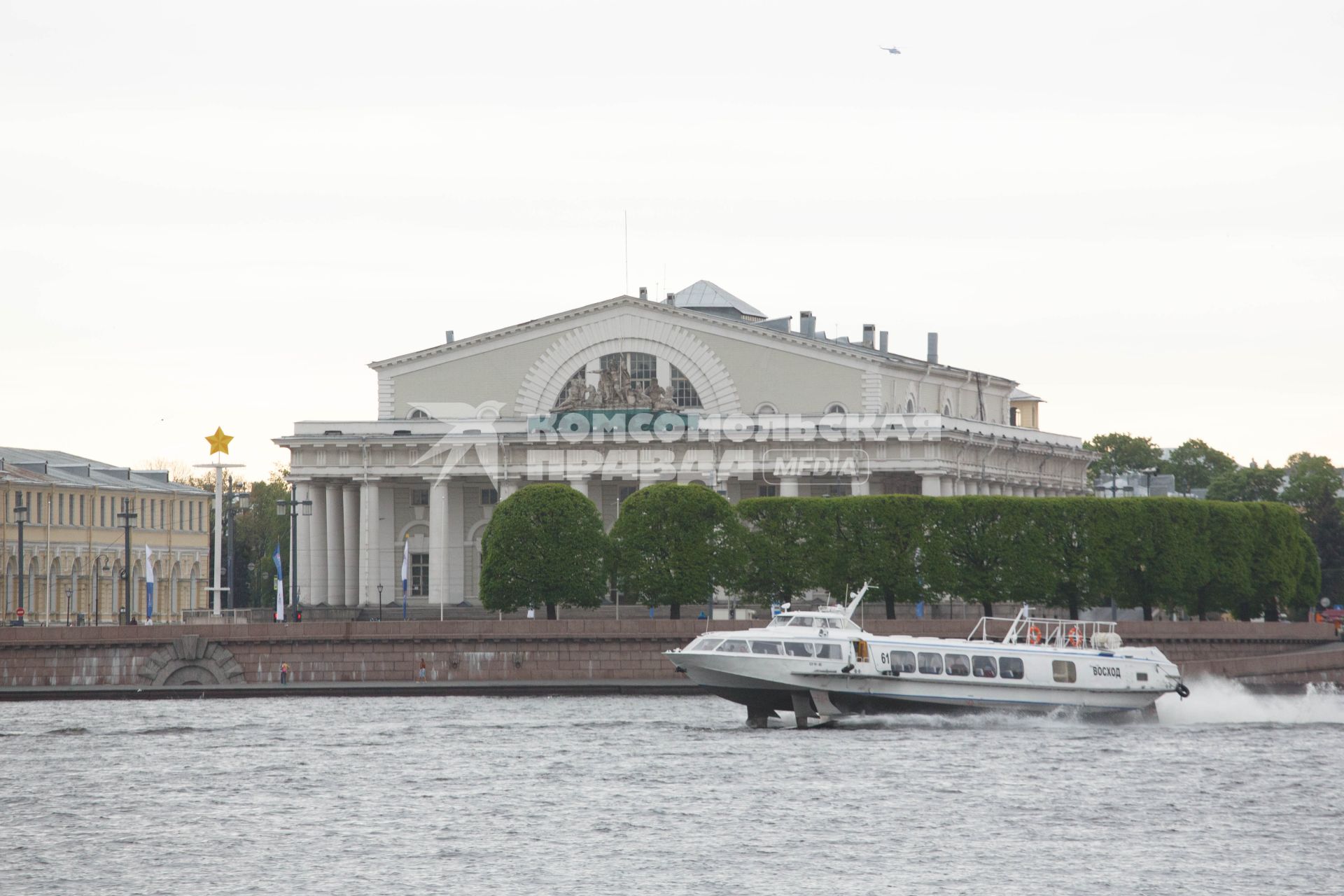 Санкт-Петербург. Вид на здание Биржи на Стрелке Васильевского острова.