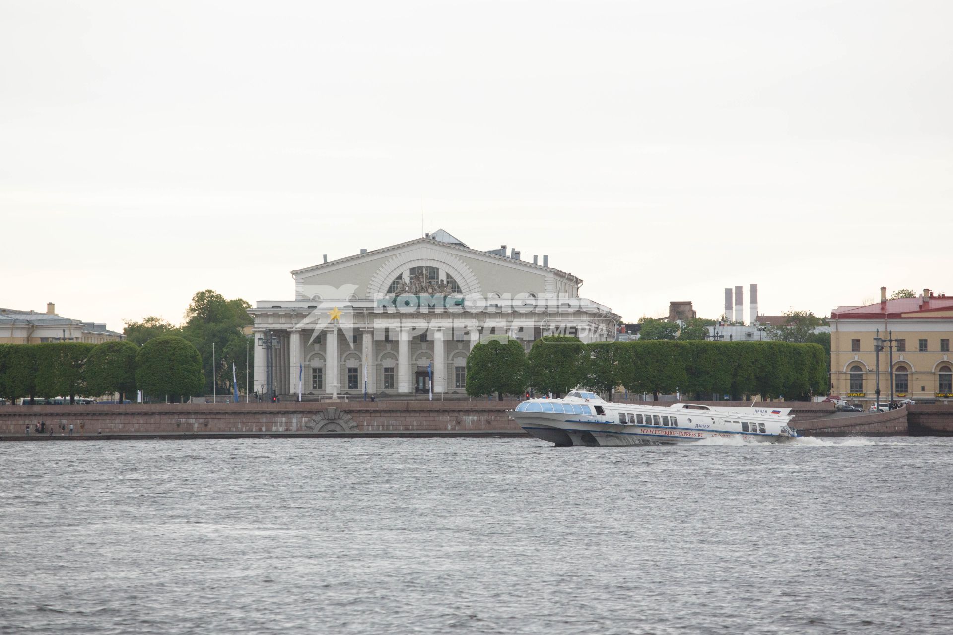 Санкт-Петербург. Вид на здание Биржи на Стрелке Васильевского острова.