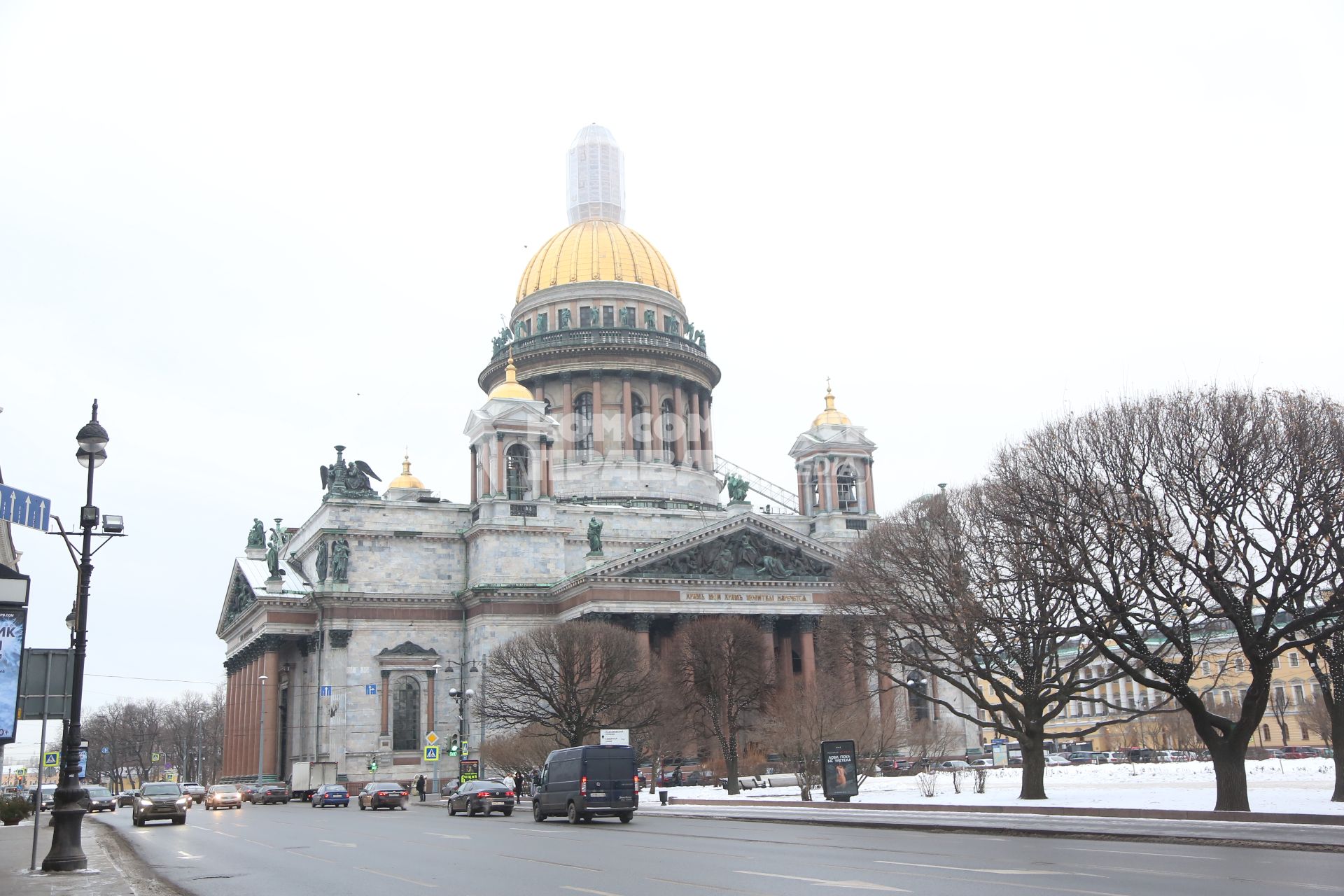 Санкт-Петербург. Вид на Исаакиевский собор зимой.
