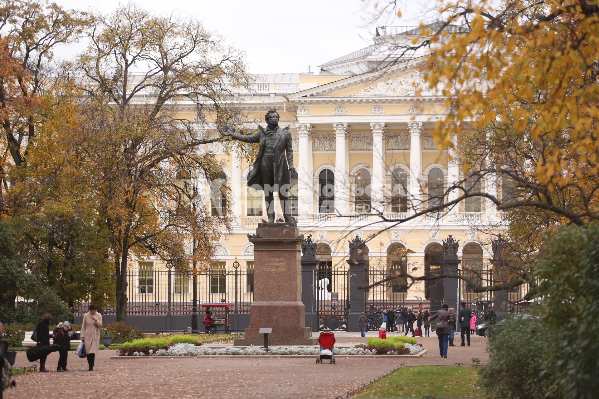 Санкт-Петербург. Памятник Александру Пушкину у Русского музея.