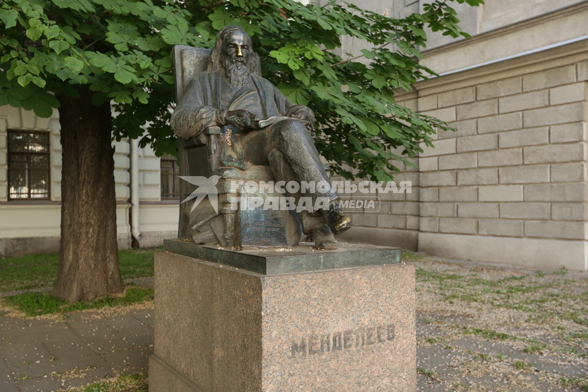 Санкт-Петербург. Памятник Дмитрию Менделееву.