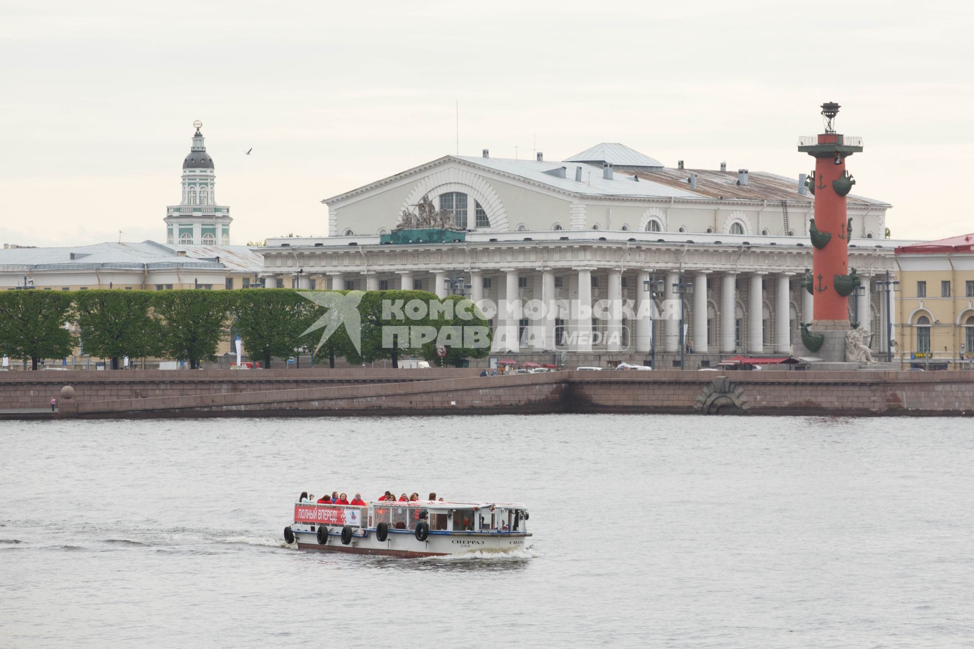 Санкт-Петербург. Вид на Стрелку Васильевского острова.