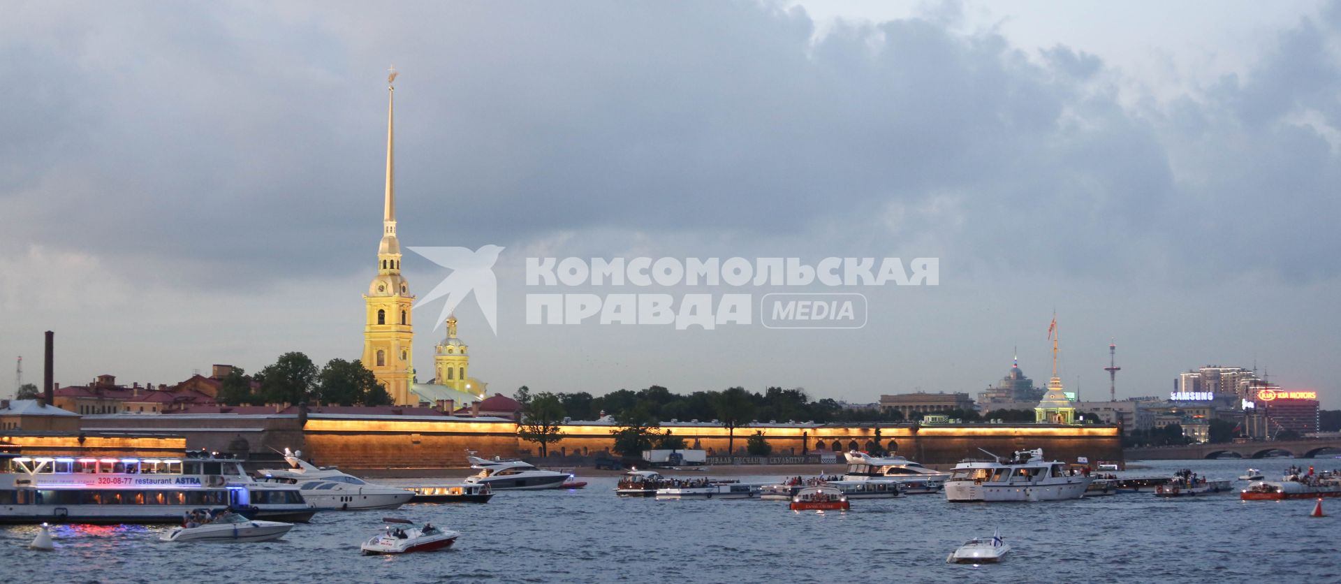 Санкт-Петербург. Белая ночь на Неве. Вид на Петропавловскую крепость.