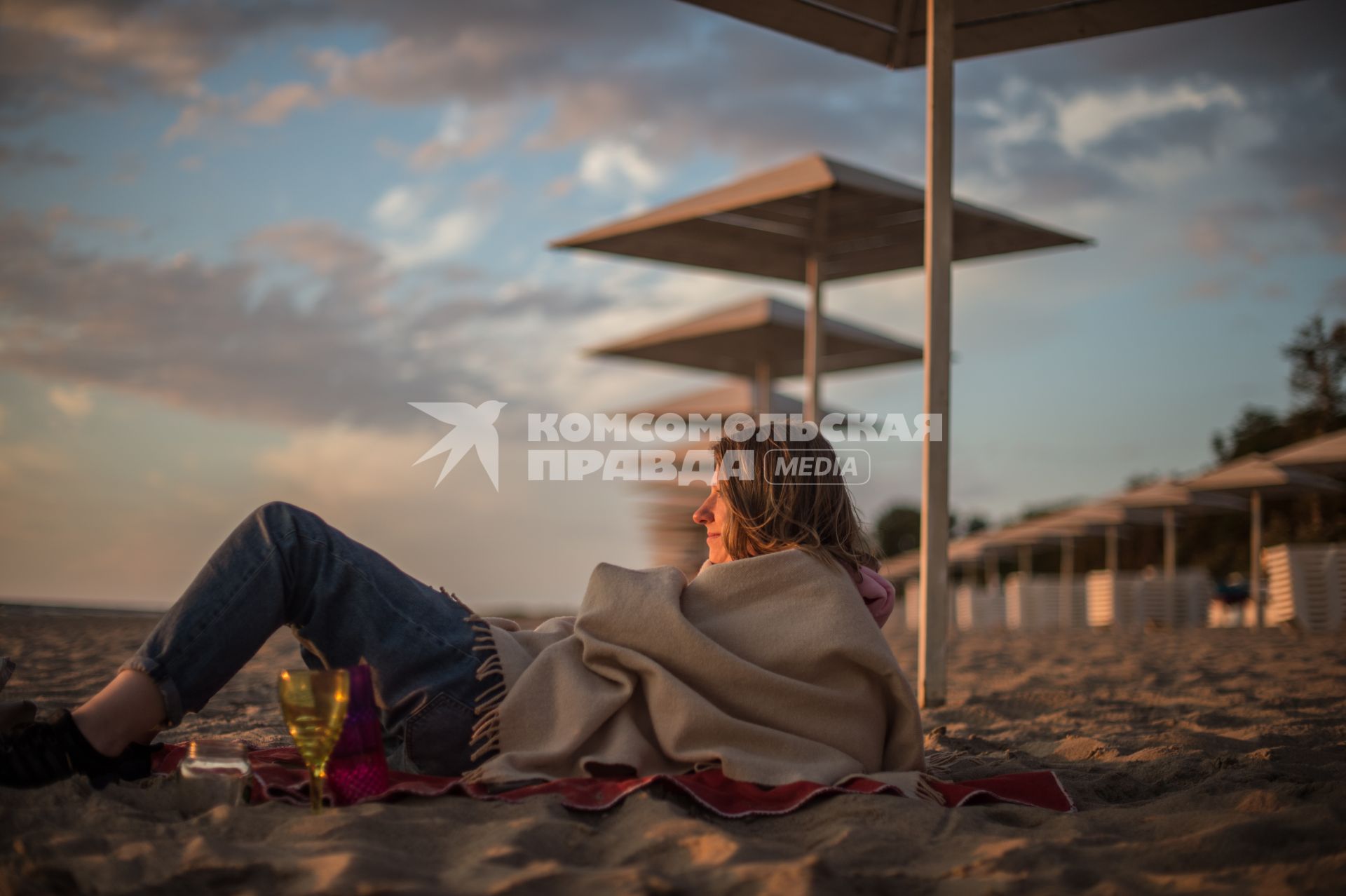 Калининградская область. Девушка на пляже в  в поселке Янтарный.