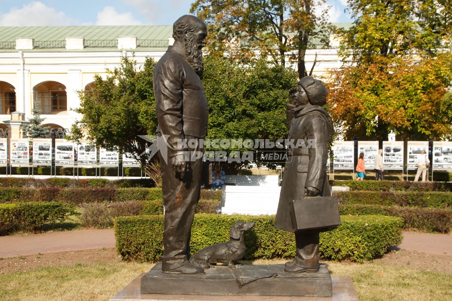 Санкт-Петербург. Санкт-Петербургское суворовское военное училище. Памятник выпускникам училища по мотивам картины советского художника Ф.П. Решетникова `Прибыл на каникулы`.