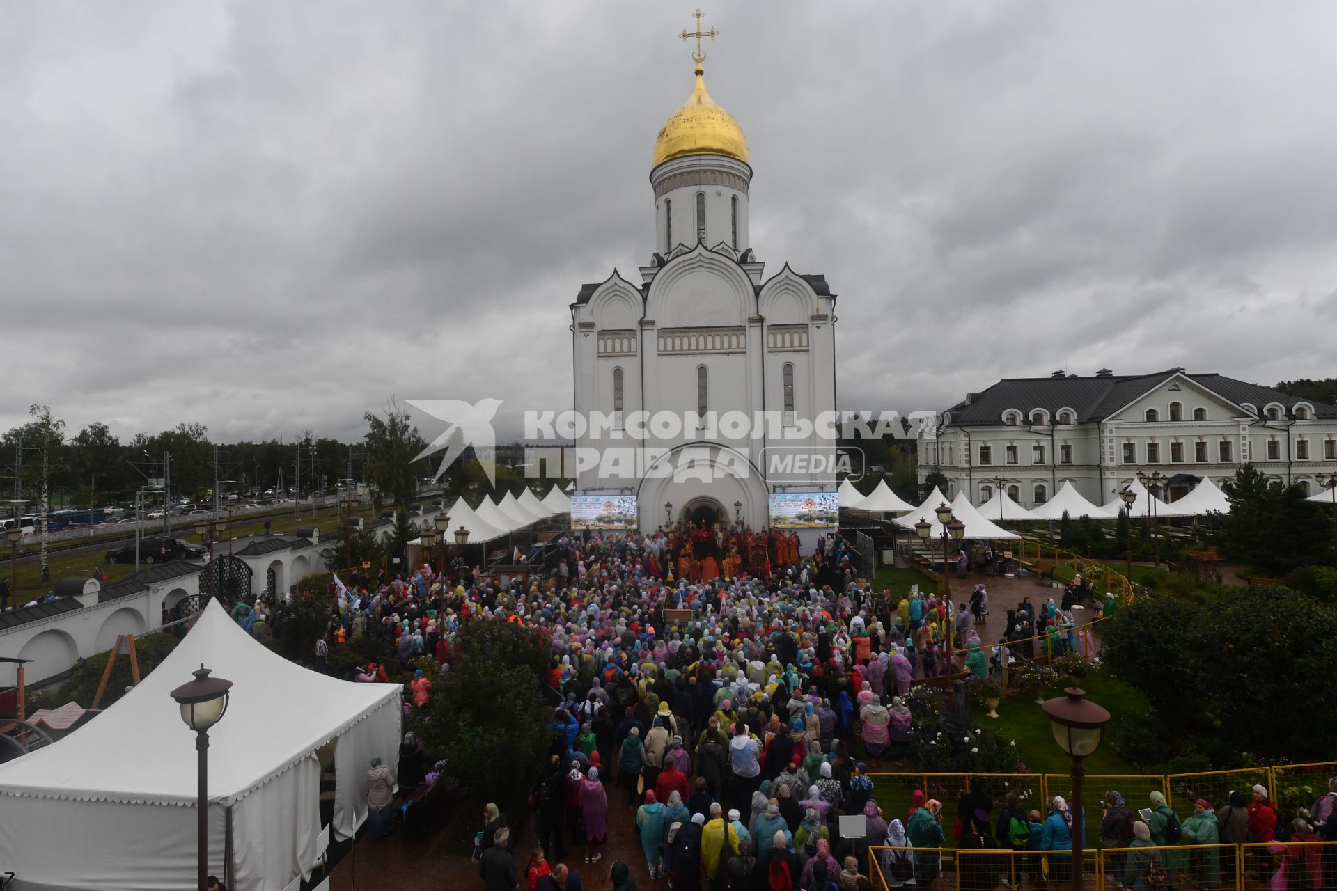 Московская область. Участники Елисаветинского крестного хода на молебне у храма Спаса Нерукотворного Образа в селе Усово.