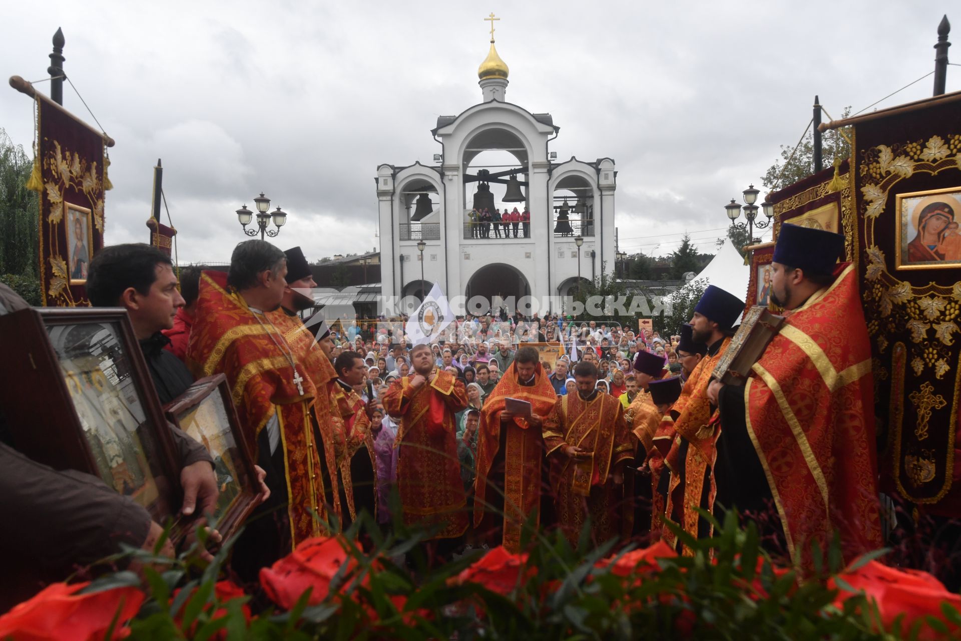 Московская область. Участники Елисаветинского крестного хода на молебне у колокольни храма Спаса Нерукотворного Образа в селе Усово.