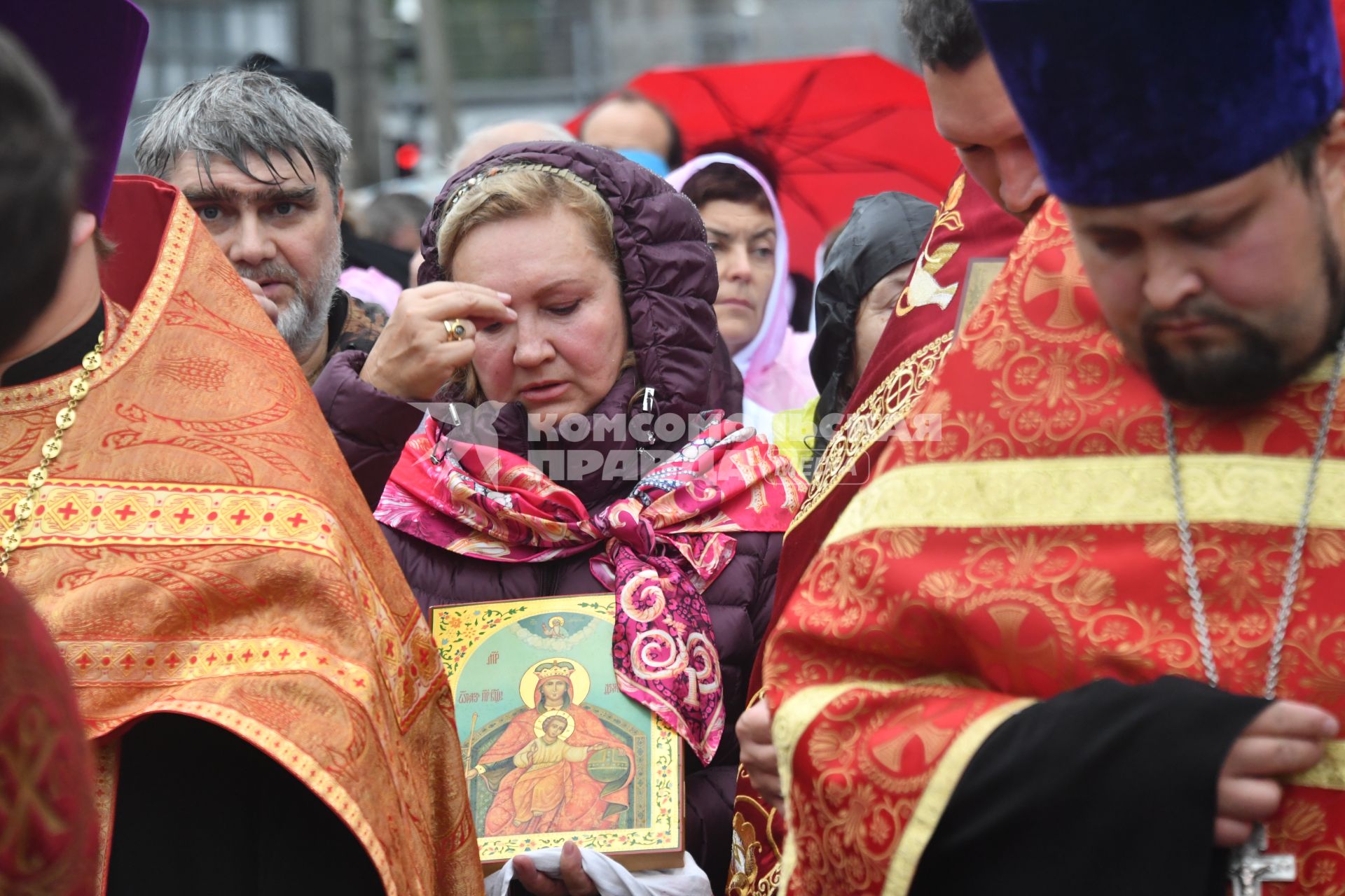 Московская область. Участники Елисаветинского крестного хода, посвященного 100-летию мученической кончины убитых в Алапаевске святой княгине Елизаветы Федоровны, инокени Варвары и  семьи Романовых.