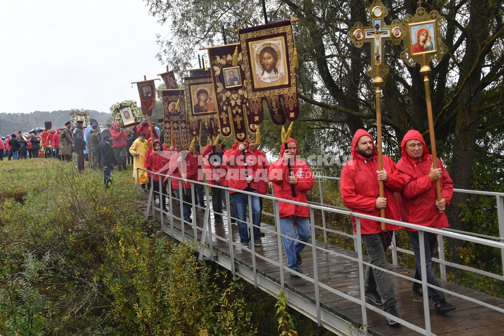 Московская область. Участники Елисаветинского крестного хода, посвященного 100-летию мученической кончины убитых в Алапаевске святой княгине Елизаветы Федоровны, инокени Варвары и  семьи Романовых.