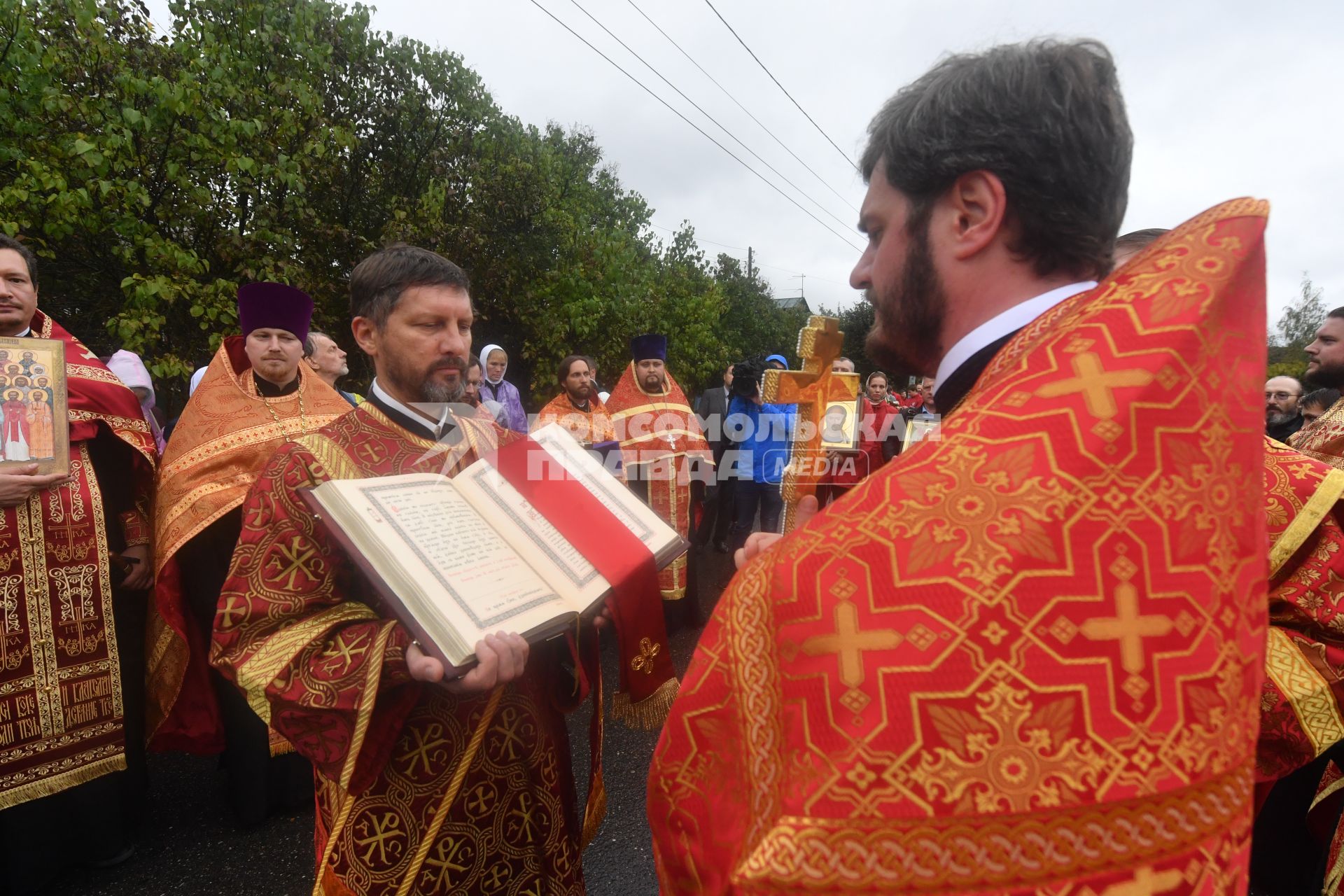 Московская область. Участники Елисаветинского крестного хода, посвященного 100-летию мученической кончины убитых в Алапаевске святой княгине Елизаветы Федоровны, инокени Варвары и  семьи Романовых.