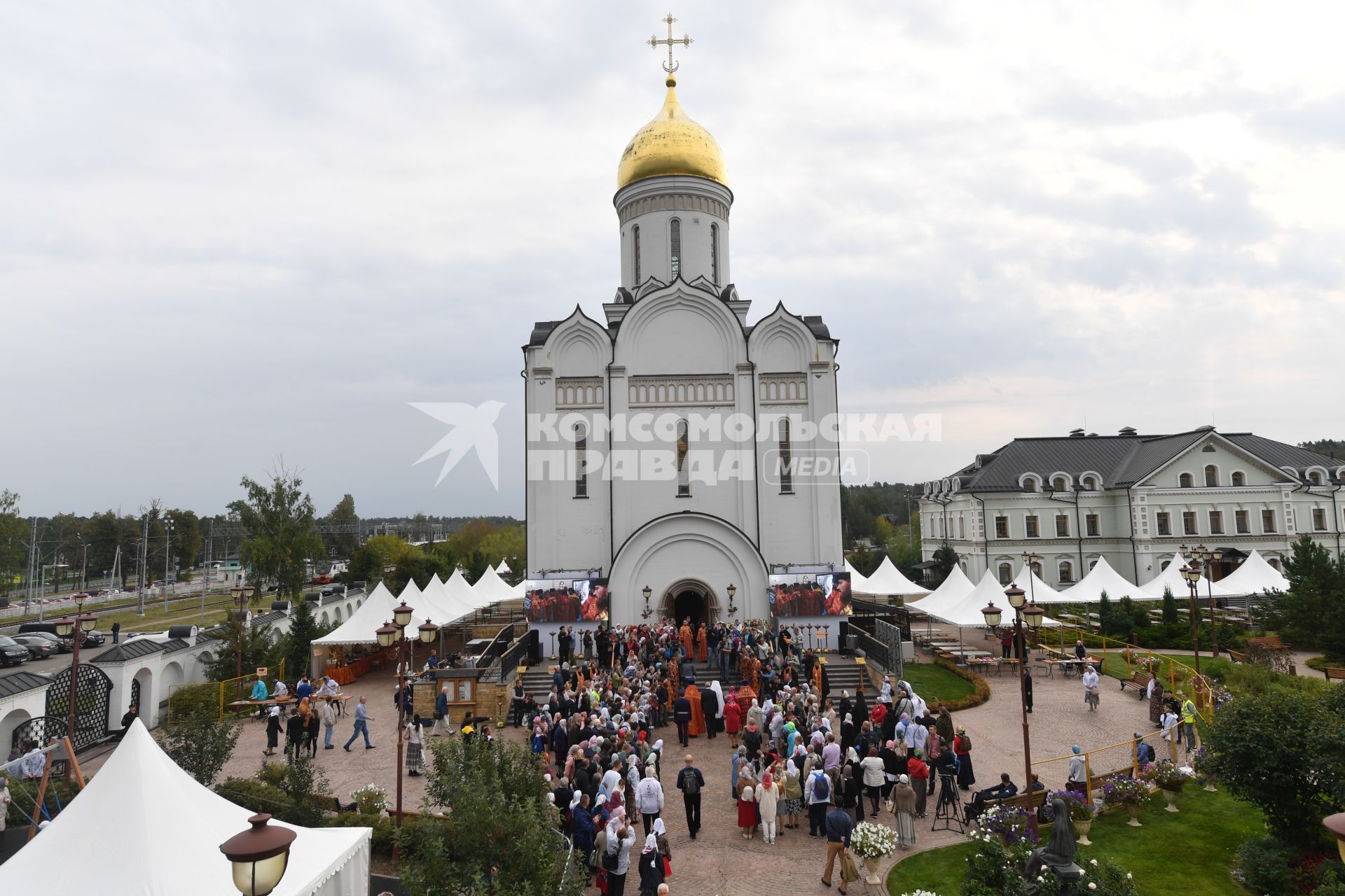 Московская область. Участники Елисаветинского крестного хода на молебне у храма Спаса Нерукотворного Образа в селе Усово.