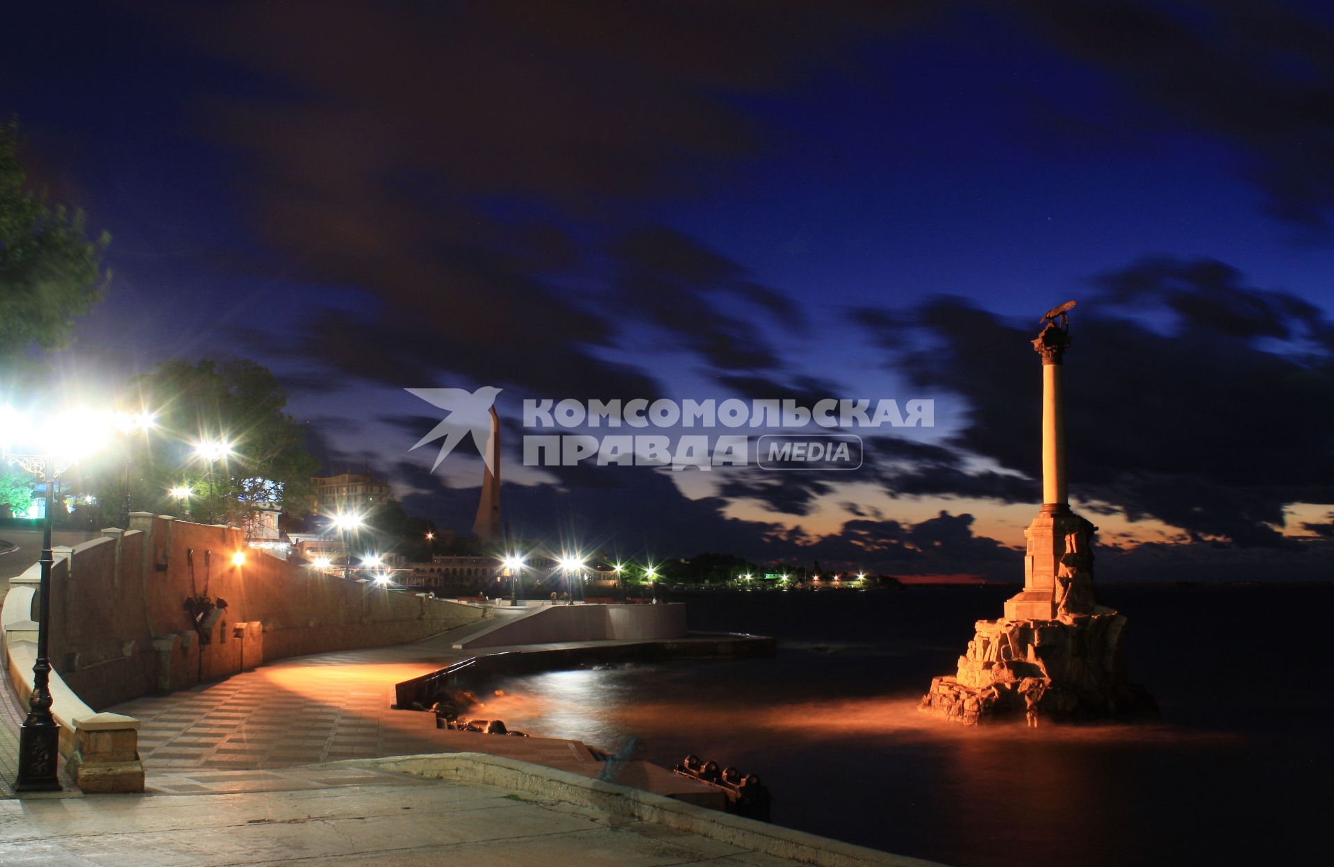 Севастополь. Вид города вечером. Памятник затопленным кораблям.