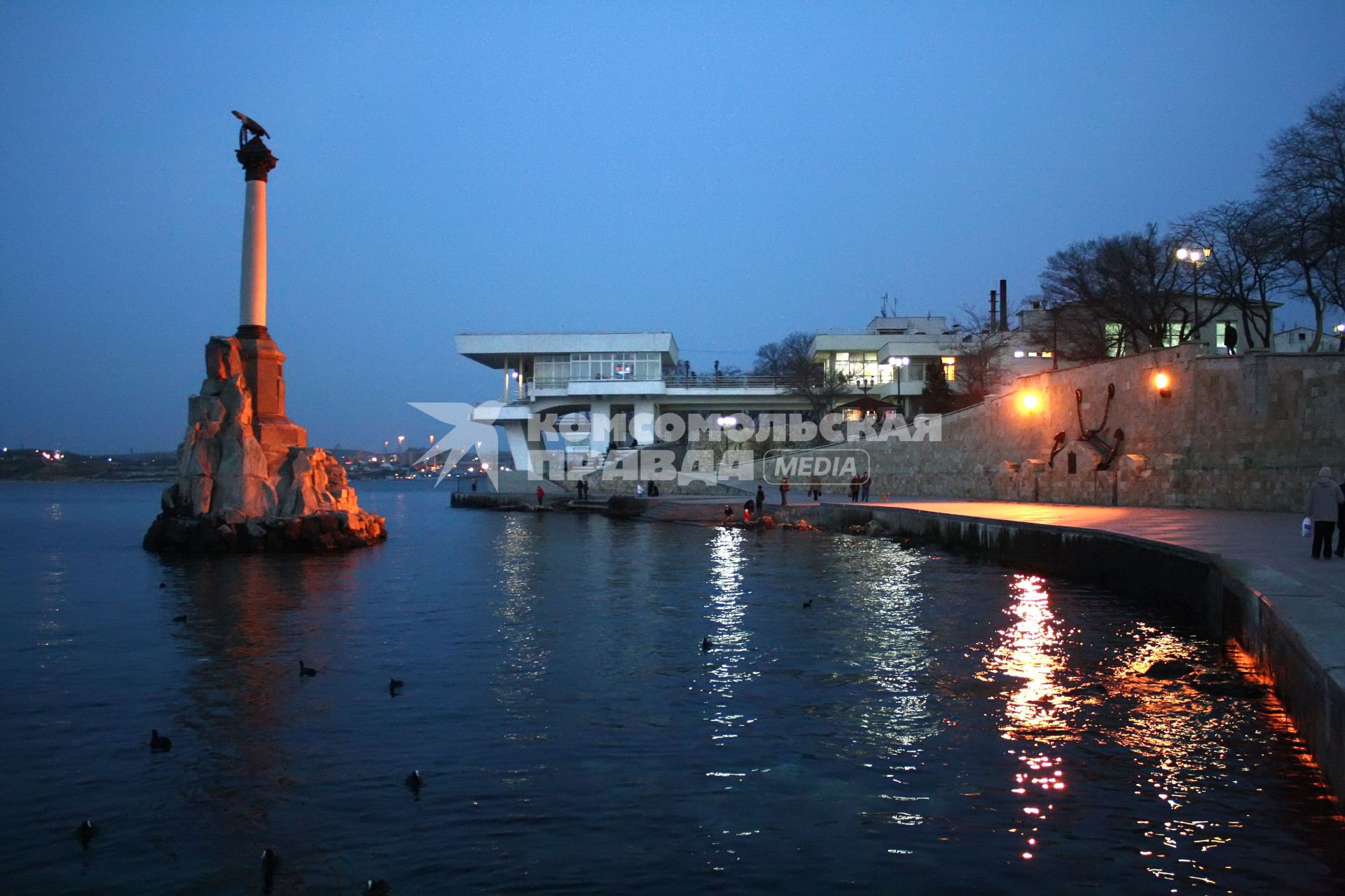 Севастополь. Вид города вечером. Памятник затопленным кораблям.