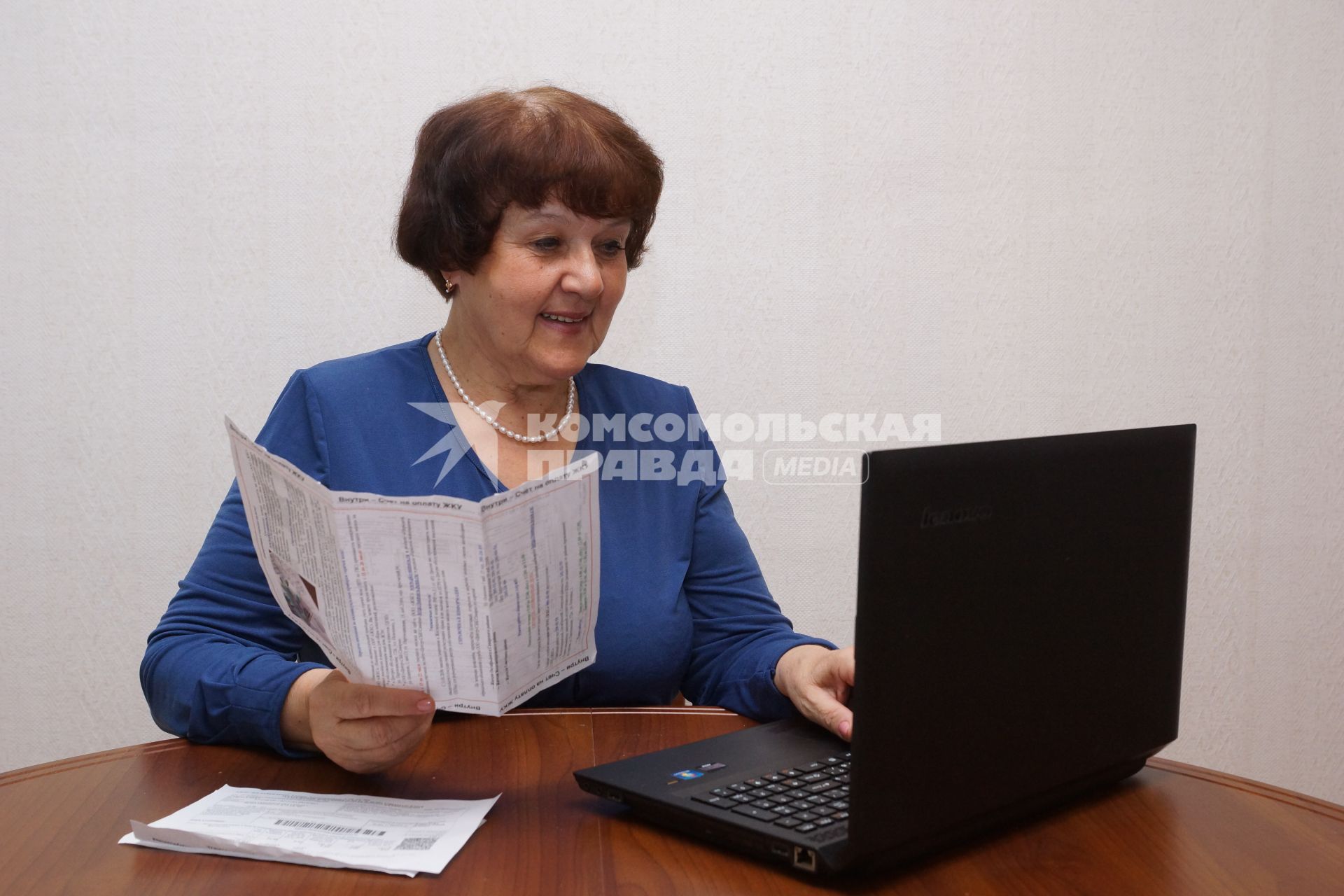Самара. Женщина пенсионного возраста с платежным документом ЖКУ.