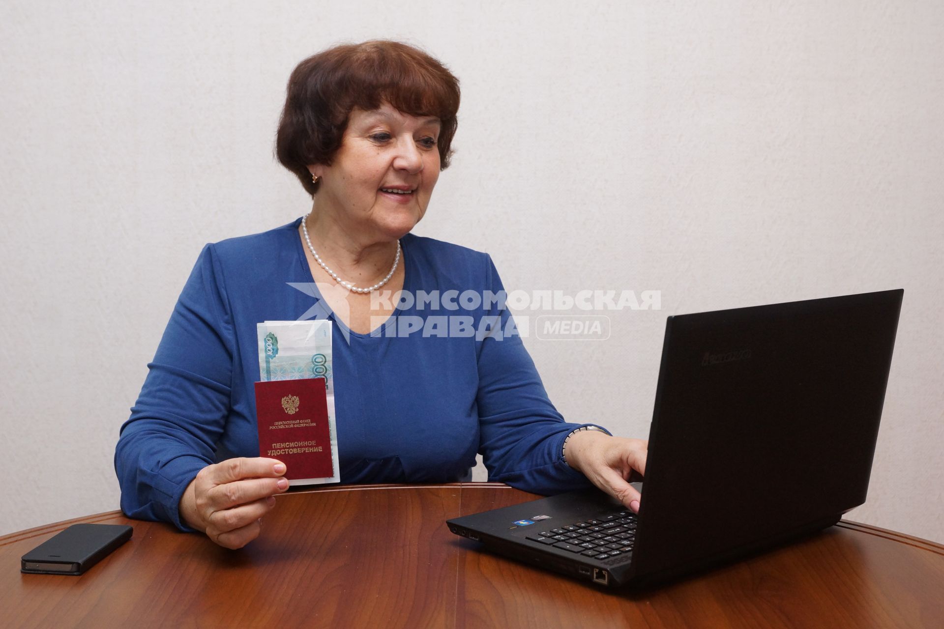 Самара. Женщина пенсионного возраста с пенсионным удостоверением.