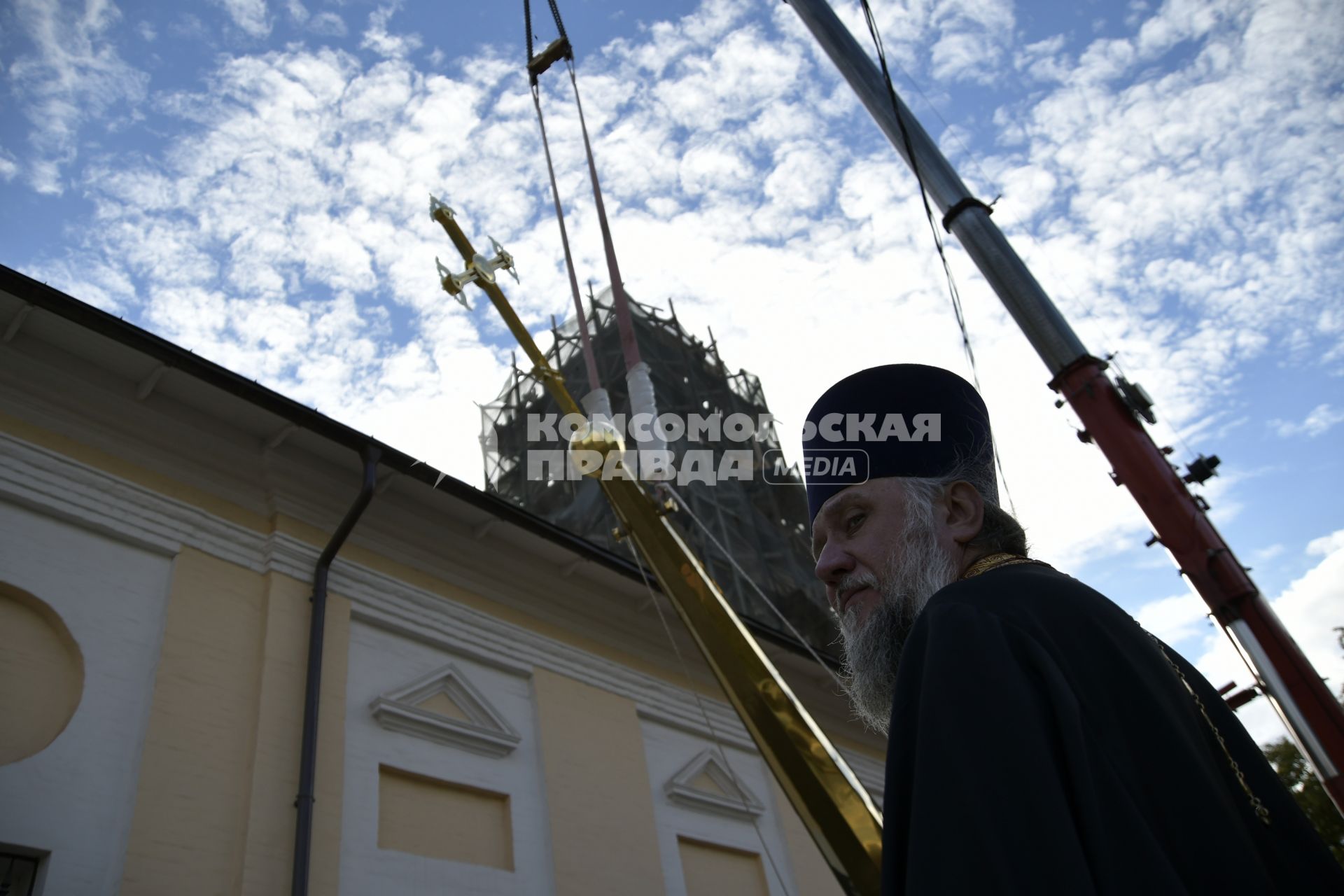 Тула. Воздвижение креста на колокольню храма Святых Апостолов Петра и Павла.