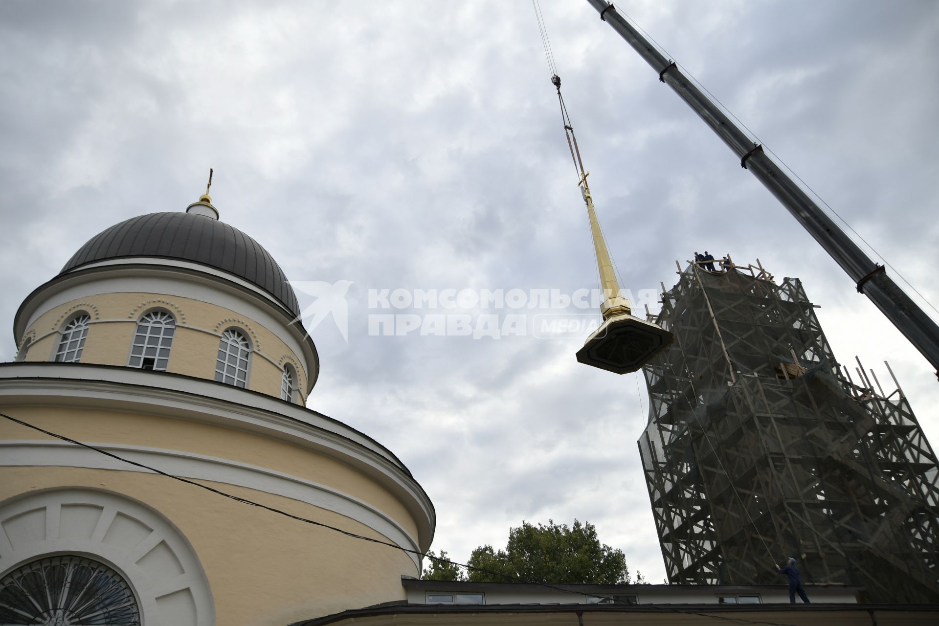 Тула. Воздвижение креста на колокольню храма Святых Апостолов Петра и Павла.