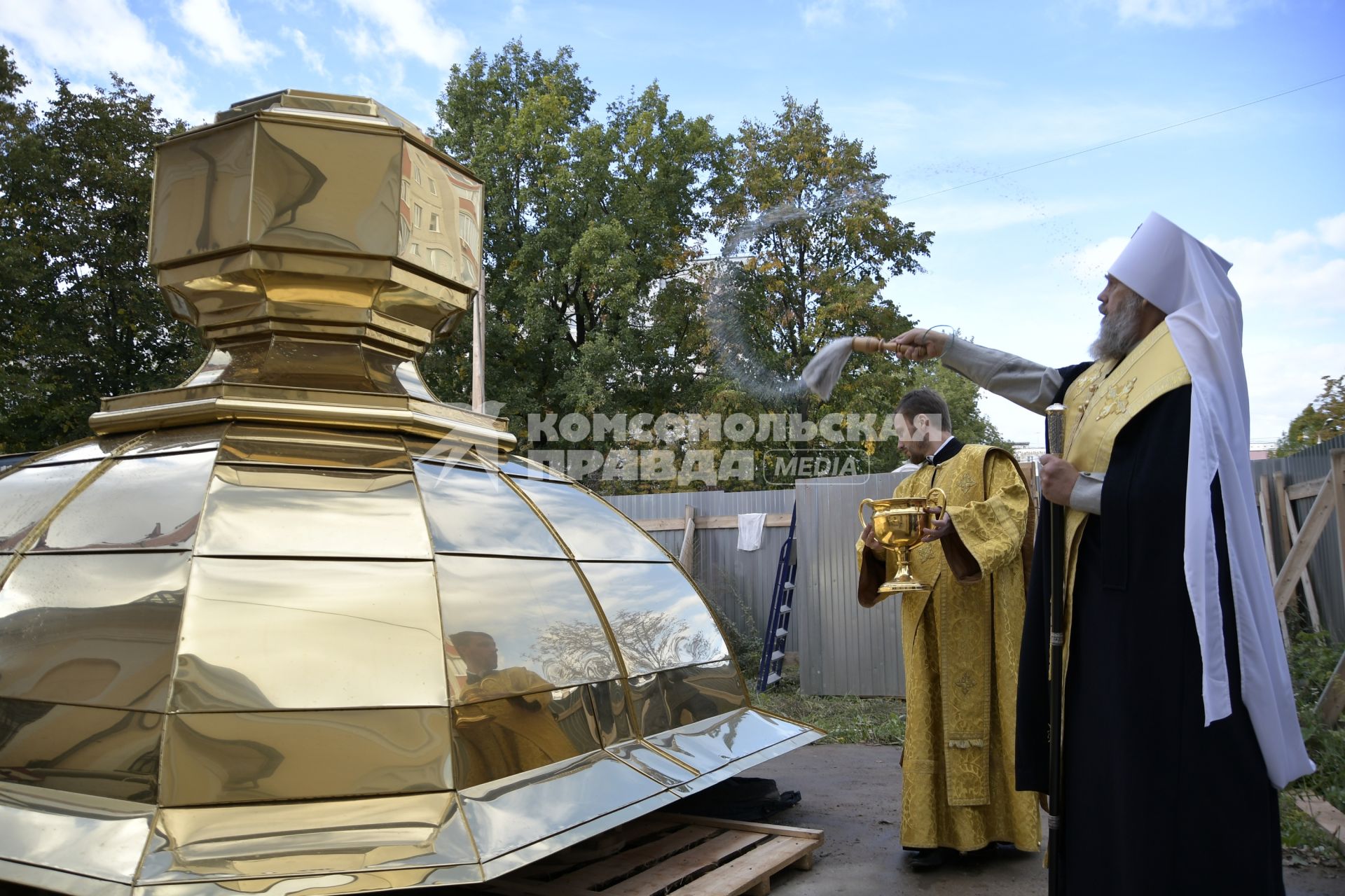 Тула. Воздвижение креста на колокольню храма Святых Апостолов Петра и Павла.