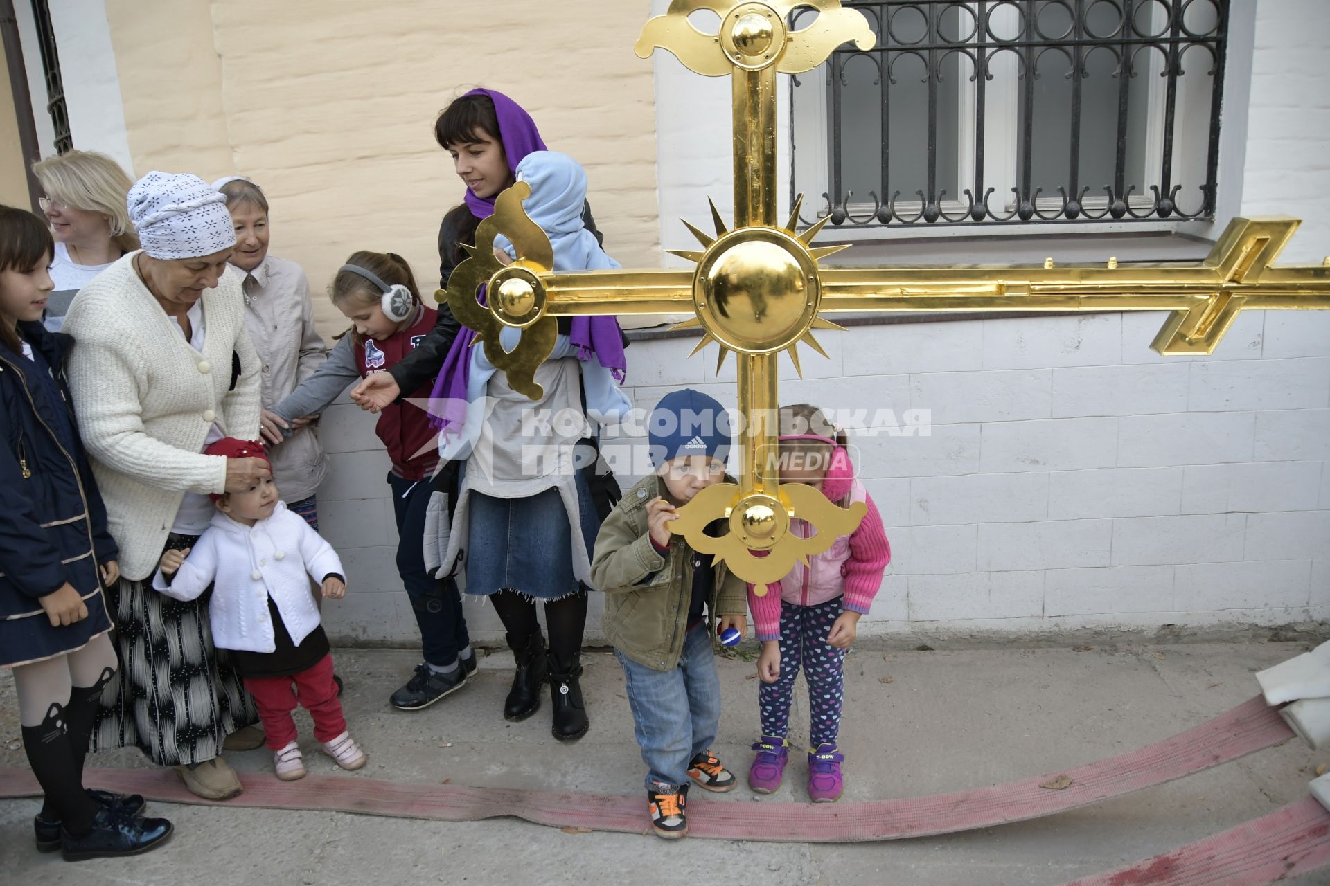 Тула. Воздвижение креста на колокольню храма Святых Апостолов Петра и Павла.