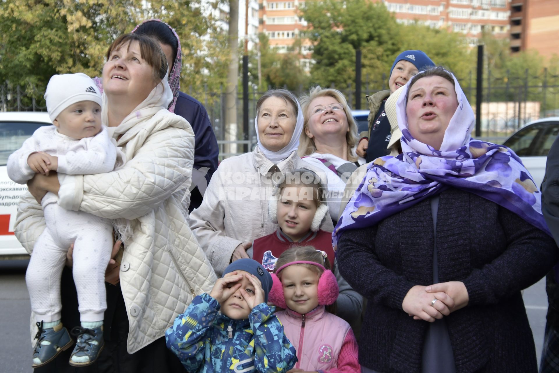 Тула. Воздвижение креста на колокольню храма Святых Апостолов Петра и Павла.