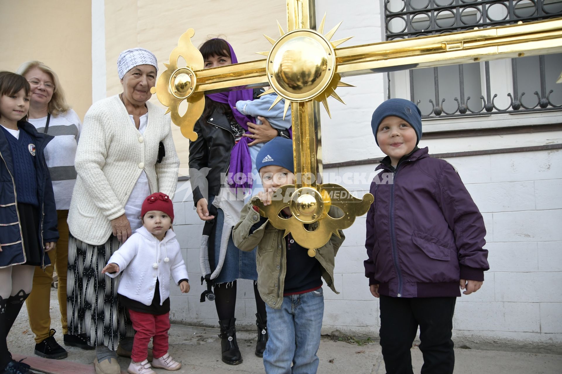 Тула. Воздвижение креста на колокольню храма Святых Апостолов Петра и Павла.