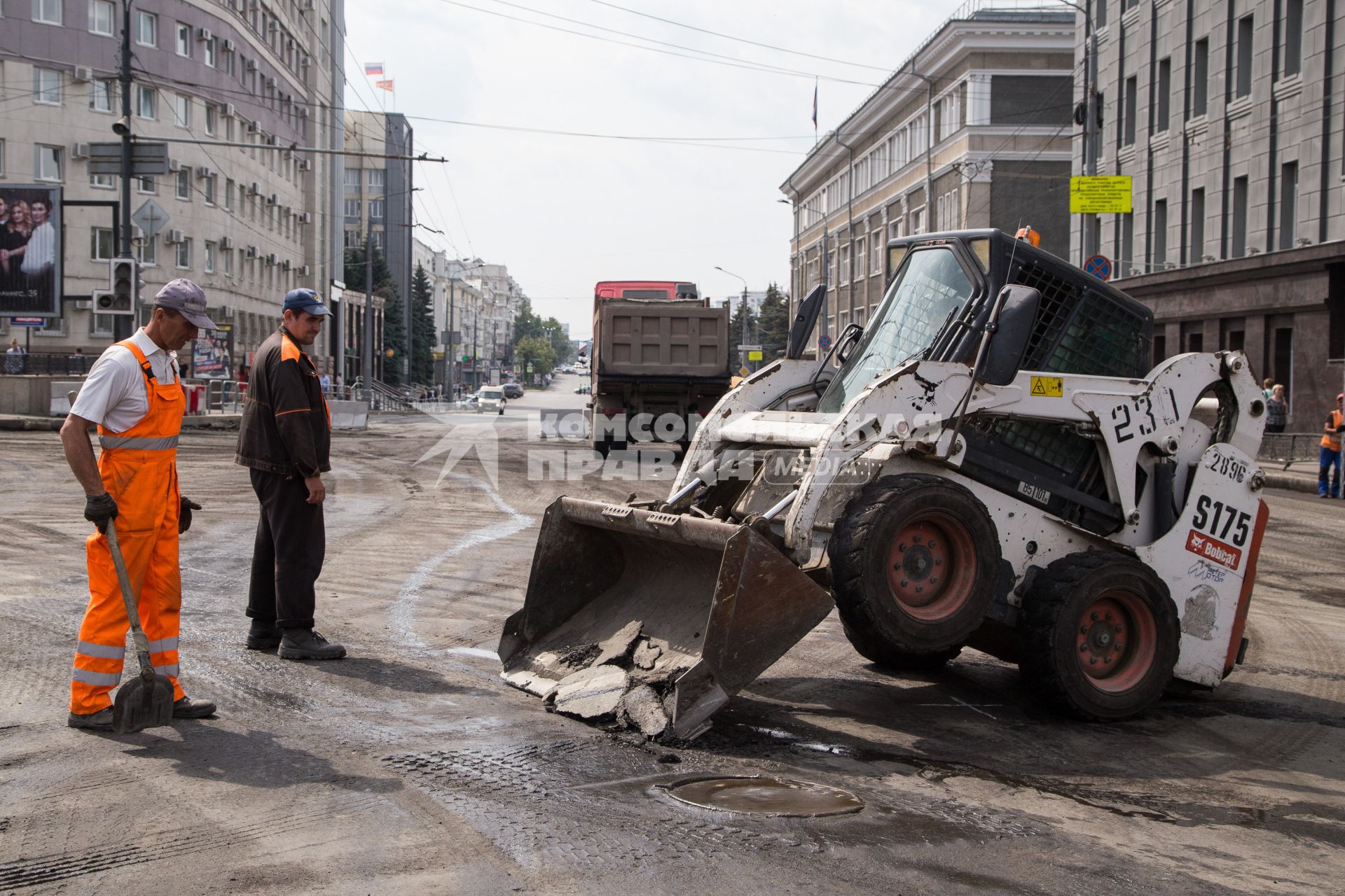 Челябинск. Дорожные работы на одной из улиц города.