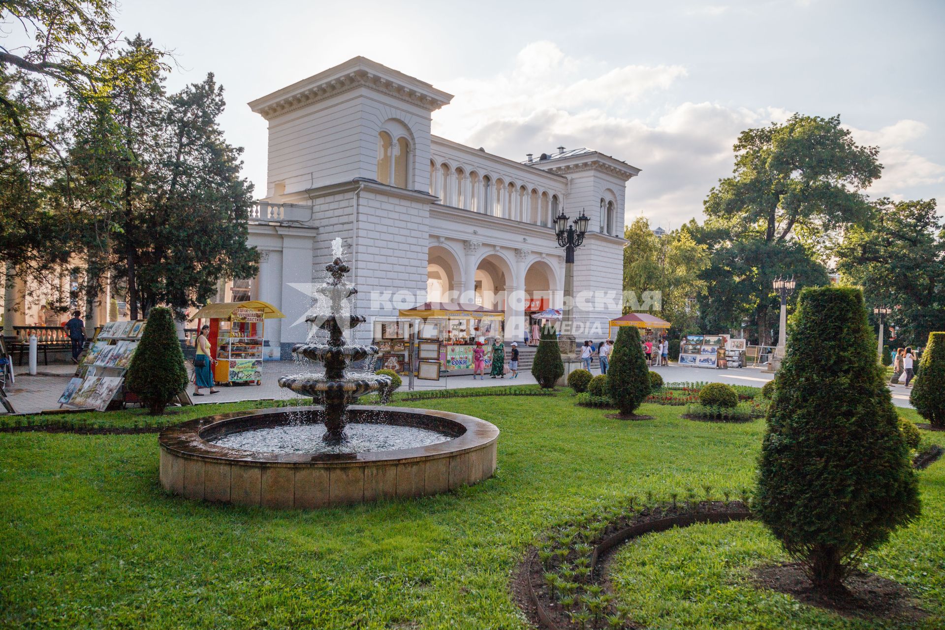 Кисловодск. Архитектурный памятник Колоннада в Курортном парке.