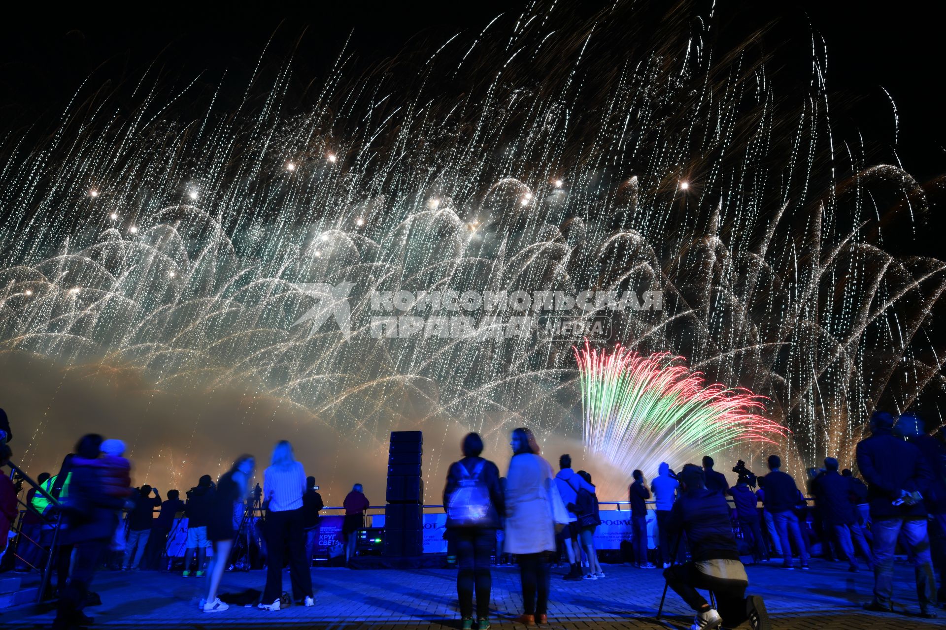 Москва. Мультимедийное шоу на Гребном канале в рамках VIII Московского международного фестиваля `Круг света`.