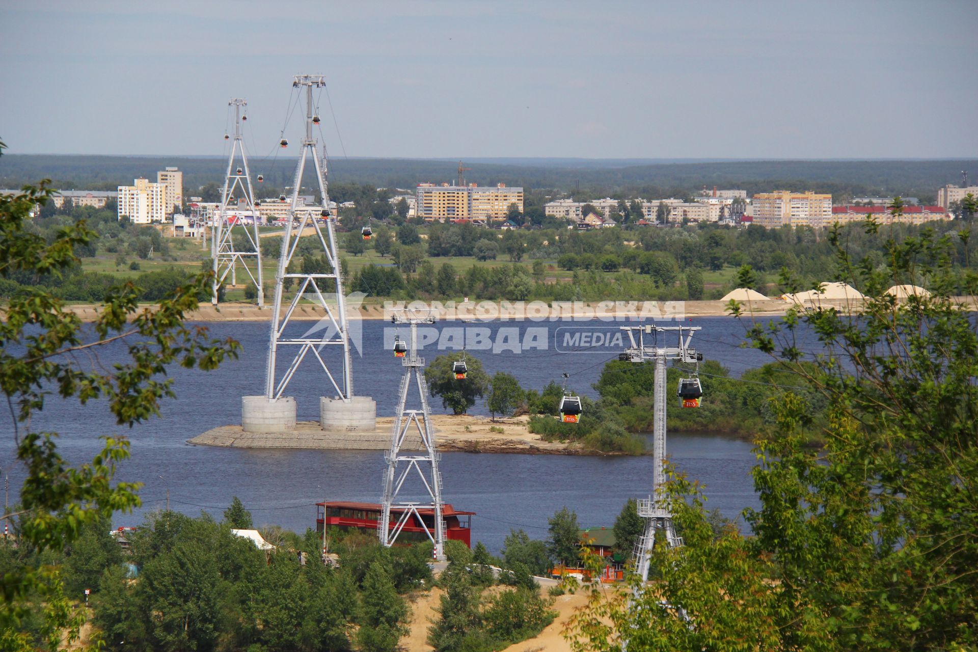 Нижний Новгород.   Вид на канатную дорогу через реку Волгу.