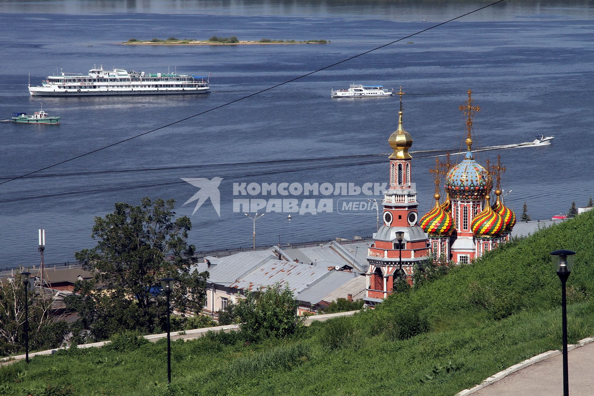 Нижний Новгород.  Рождественская церковь на набережной реки Оки.